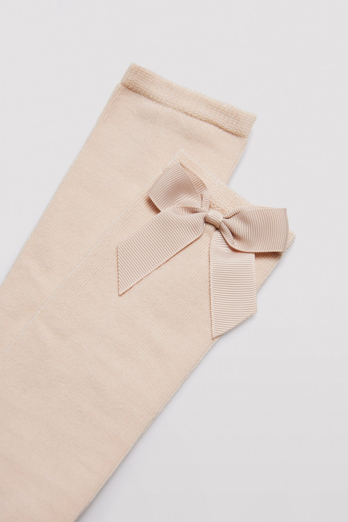 Calzino lungo da bambino con dettaglio fiocco beige