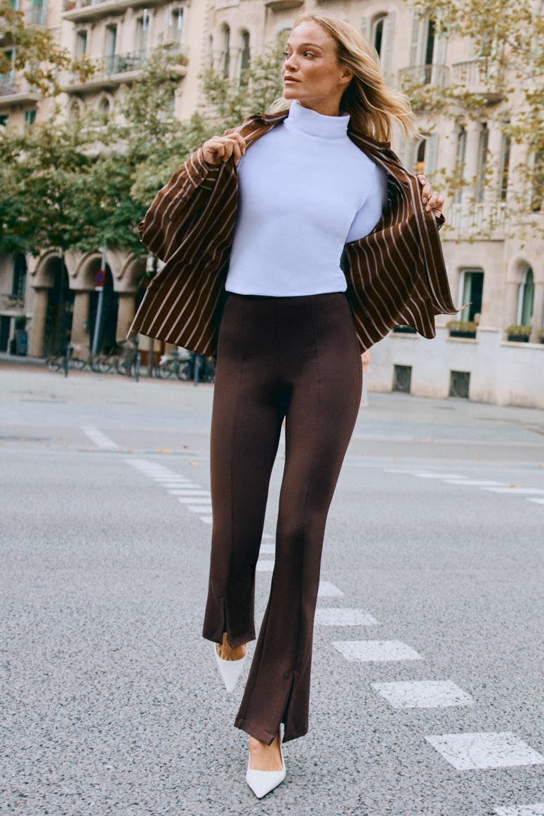 Leggings moldeadores acampanados con aberturas marrone chocolate