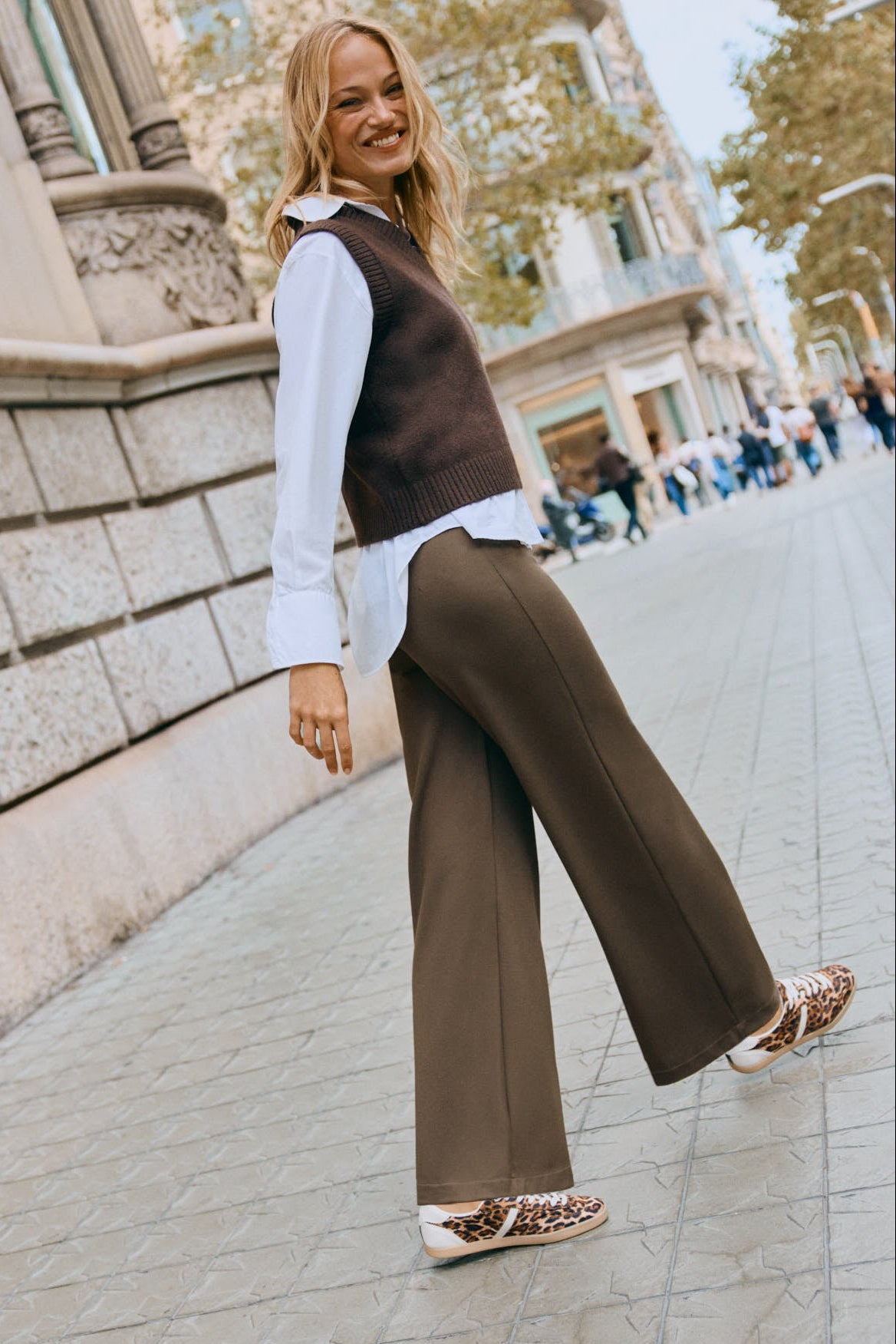 Pantaloni ancho de vita alta con botones decorativos verde oliva