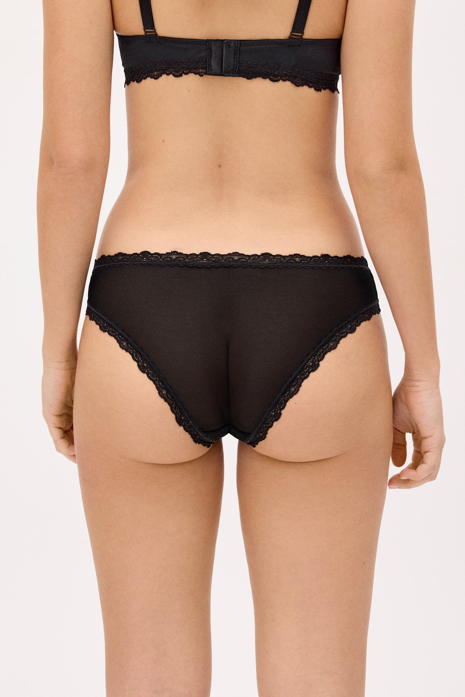 10806-1-braga-brasilena-con-encaje-negro-sunkissed-paula-echevarria