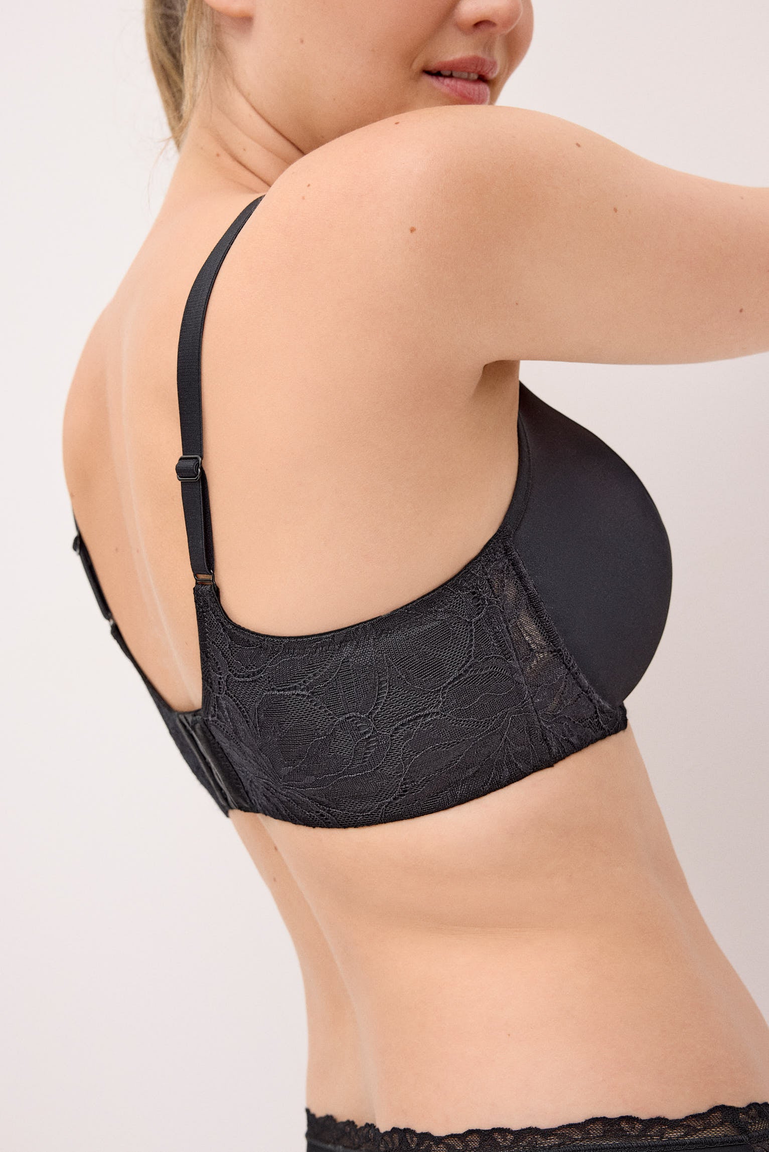 10815-4-sujetador-capacidad-con-aro-sin-relleno-detalles-encaje-negro-nostalgia-breeze-paula-echevarria