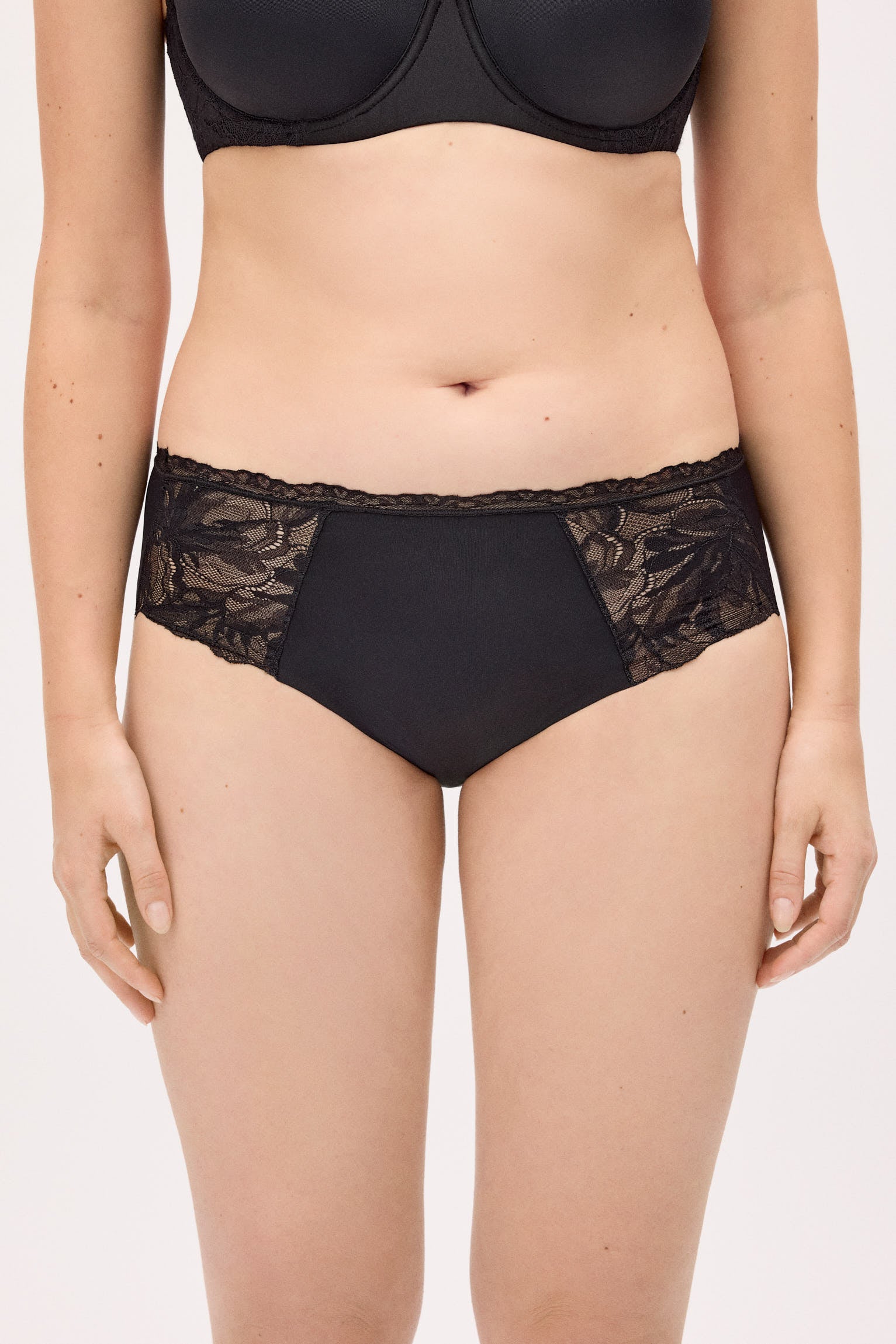 10818-1-braga-midi-detalles-encaje-negro-nostalgia-breeze-paula-echevarria