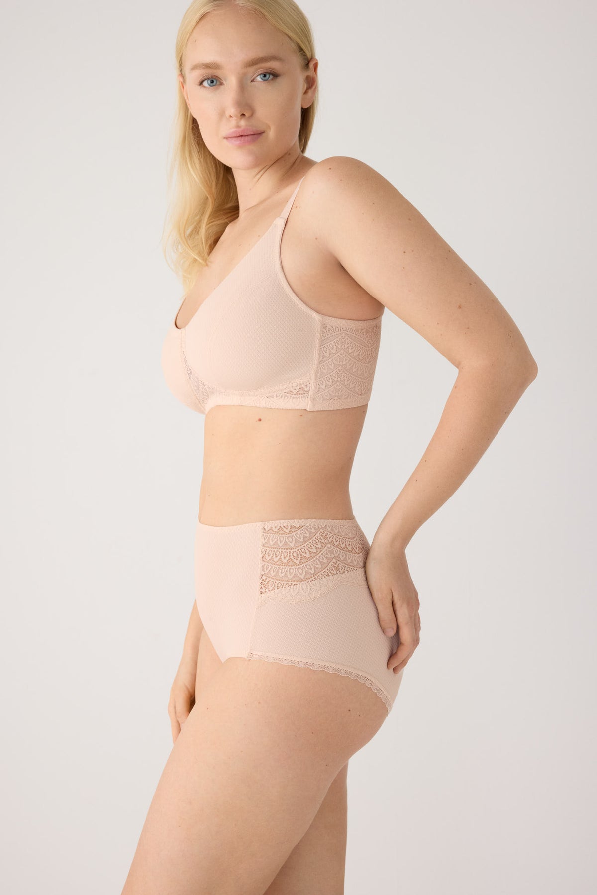 Slip a vita alta pizzo nude