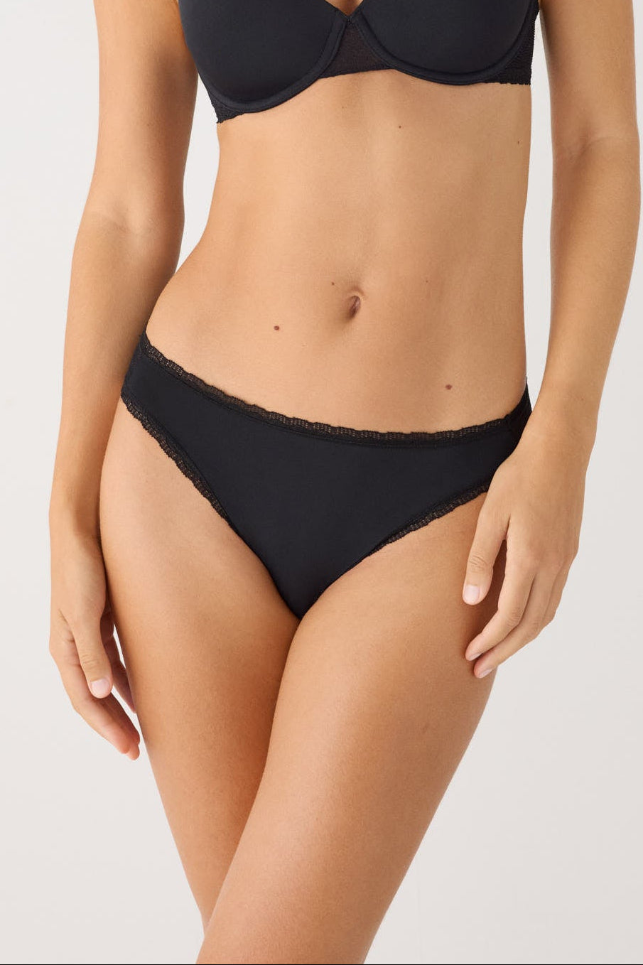Completo reggiseno con ferretto imbottito e slip mini texture nero