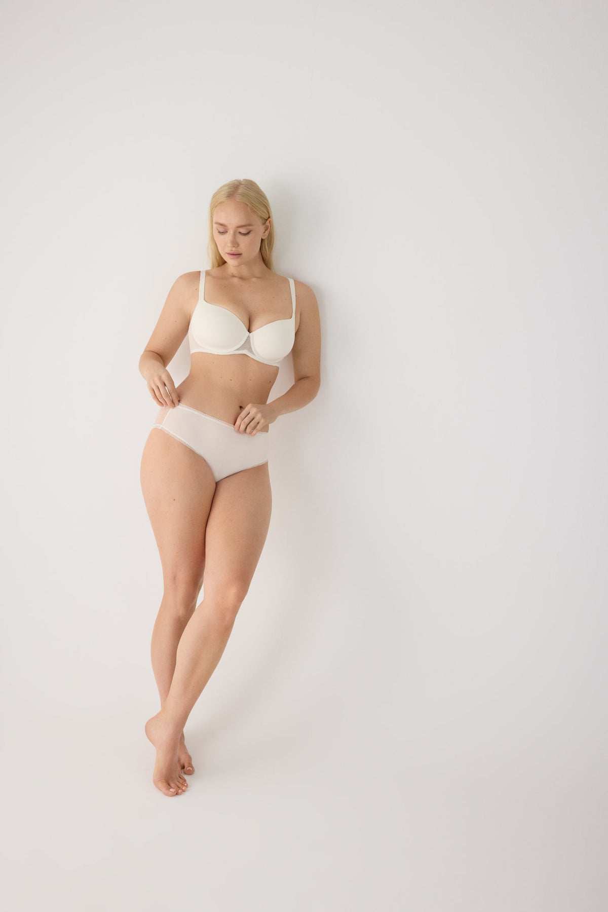 Completo reggiseno capacidad con ferretto imbottito e slip midi texture avorio