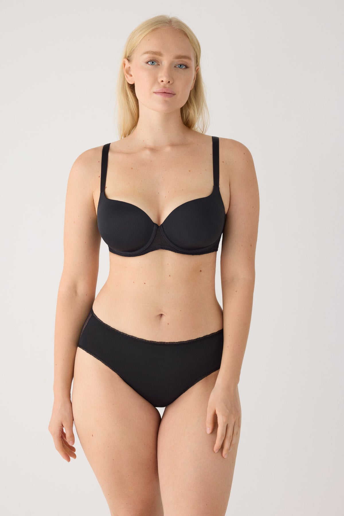 Completo reggiseno capacidad con ferretto imbottito e slip midi texture nero