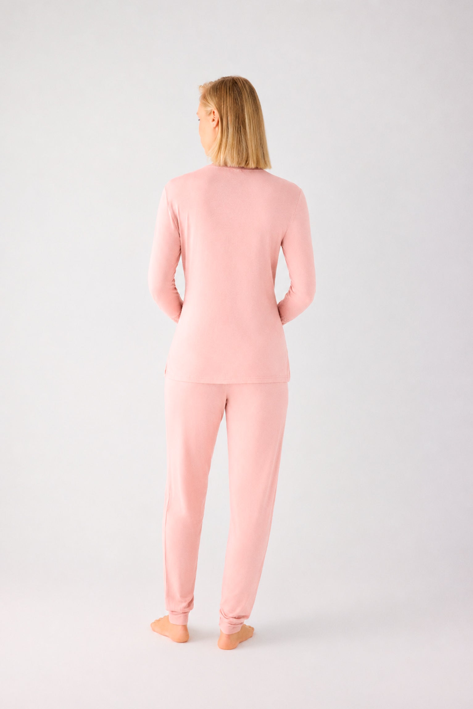 Pijama largo de donna ligero y suave con pantalón jogger nude