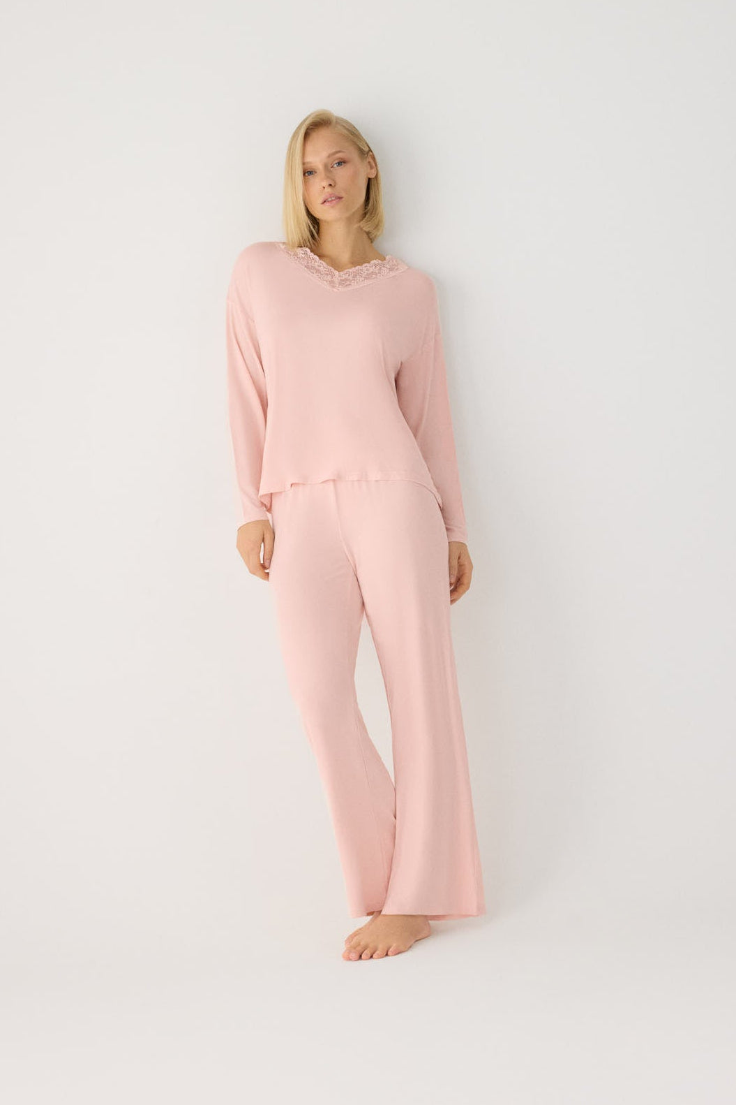 Pijama largo de donna ligero y suave con pantalón ancho nude