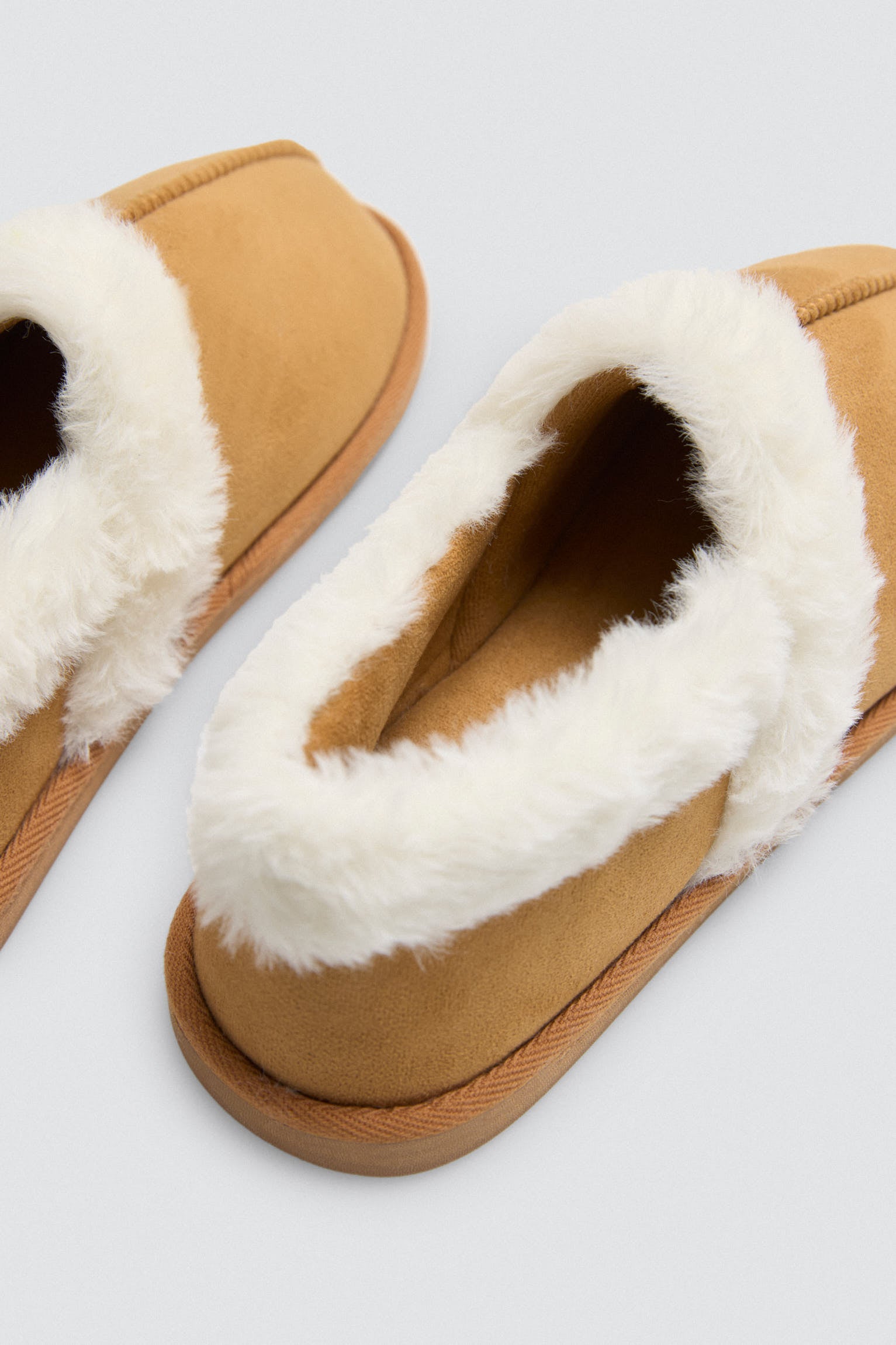 14163-4-zapatillas-de-casa-mujer-detalles-pelo-camel