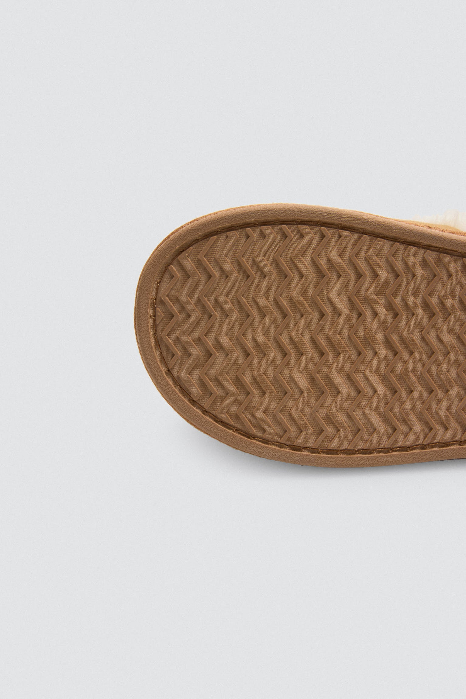14163-5-zapatillas-de-casa-mujer-detalles-pelo-camel