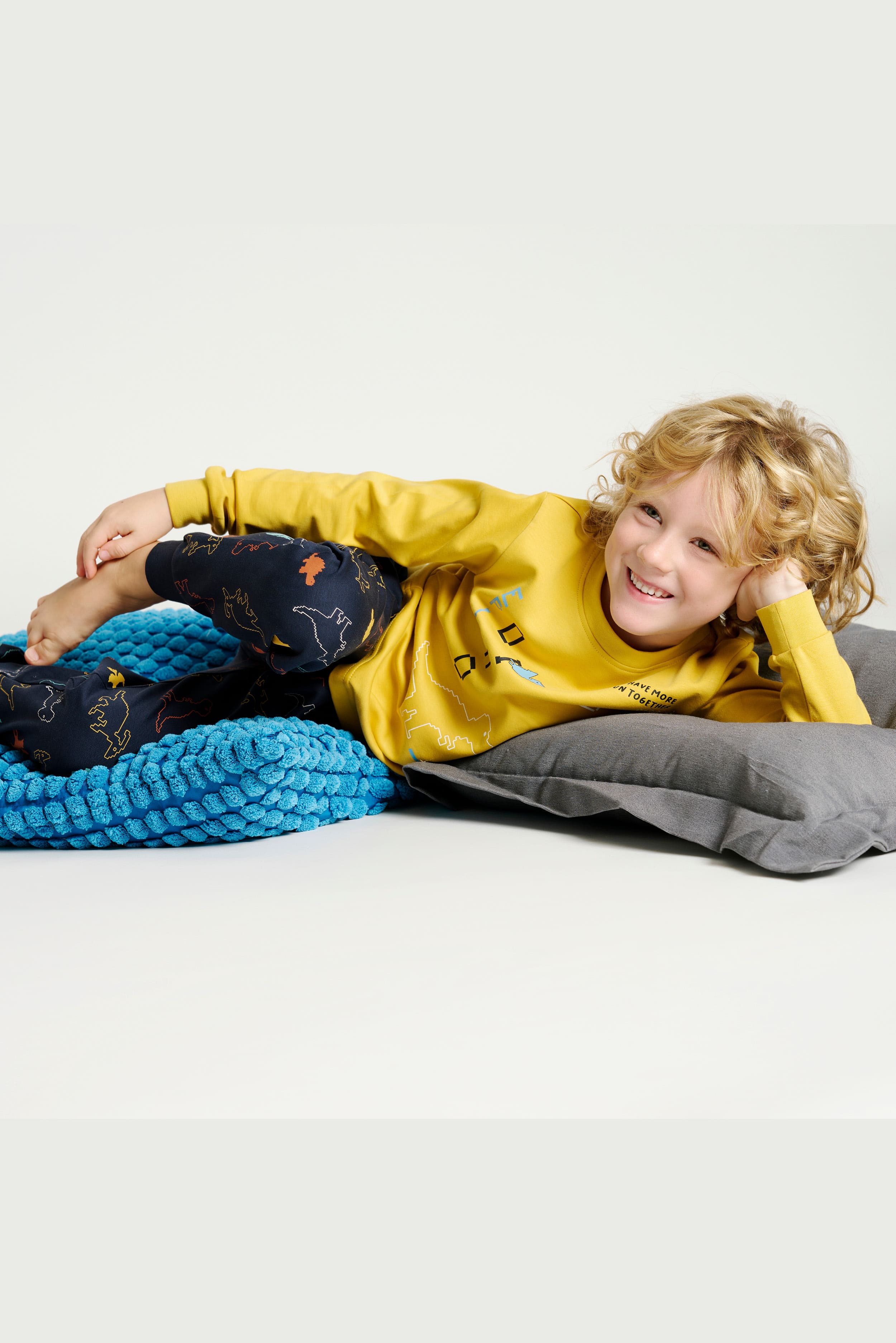 19011008-2-pijama-juvenil-estampado-dinosaurios-verde