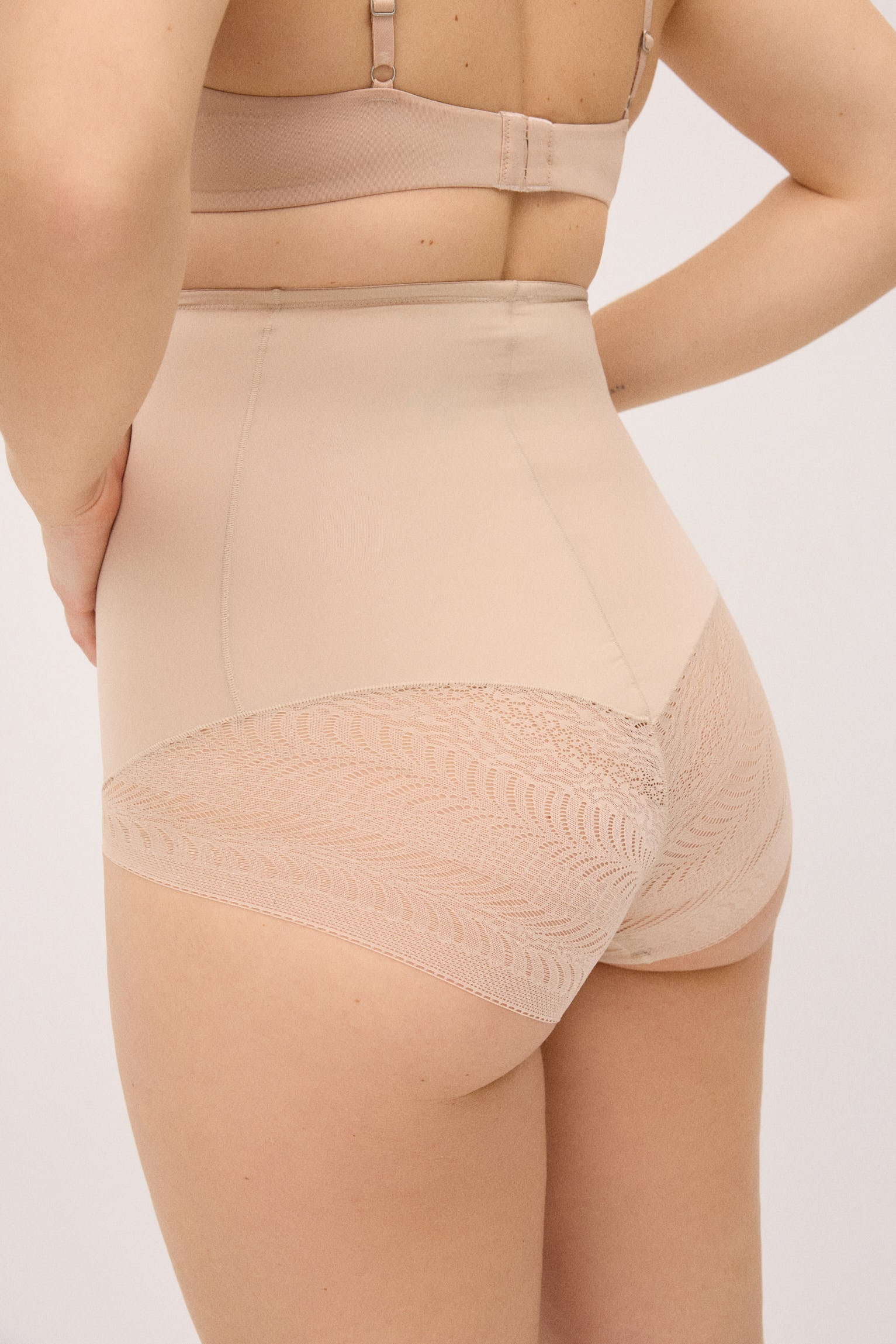 shapewear-fantasia-braga-alta-de-reductora-con-encaje-nude-ysabel-mora