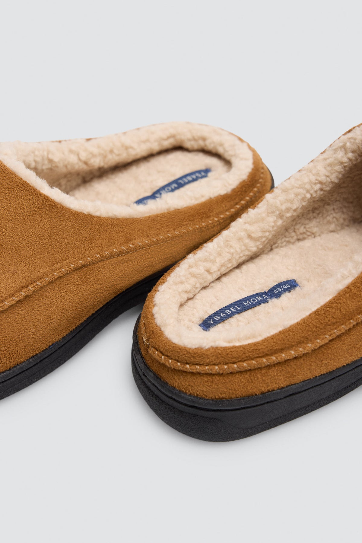 Pantofole da uomo color cammello effetto scamosciato con interno in pelliccia