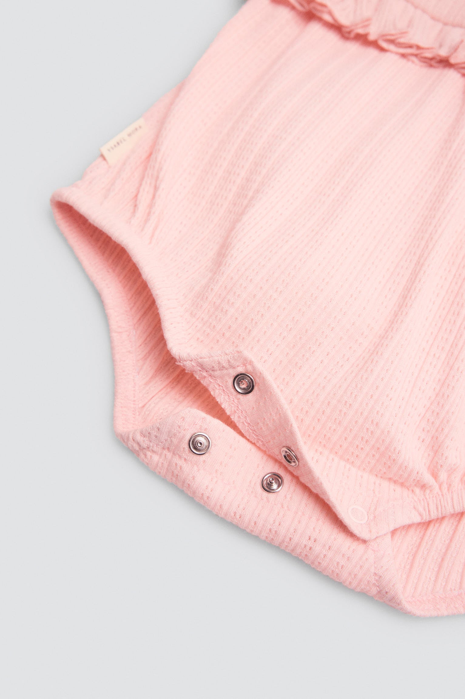 Peto bebé sin mangas detalle volante - Ysabel Mora