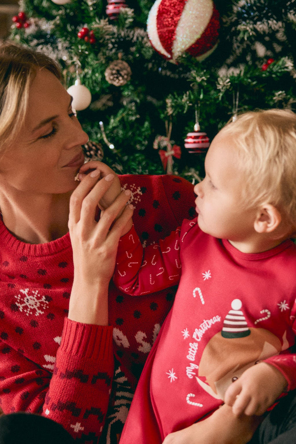 25617-0-mama-hijo-editorial-pelele-bebe-afelpado-estampado-navidad--ysabel-mora