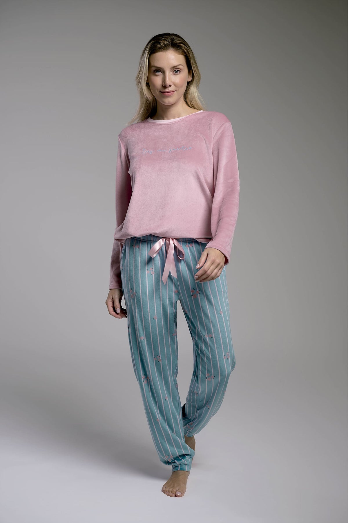 26208-pijama-largo-de-terciopelo-mujer-camiseta-rosa-y-pantalon-estampado
