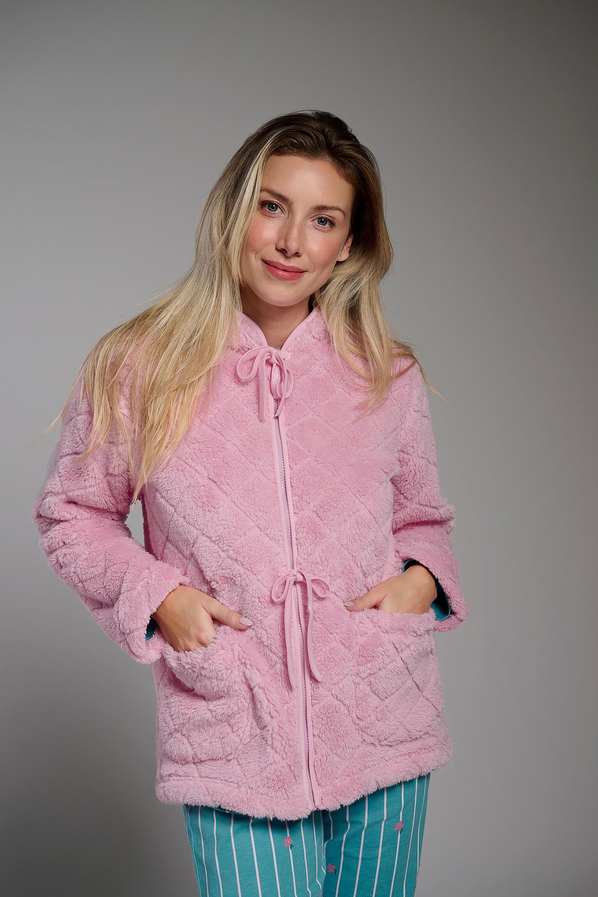 Bata corta polar de borreguito rosa para mujer con detalles de lazos, diseño suave y cómodo para los meses fríos.