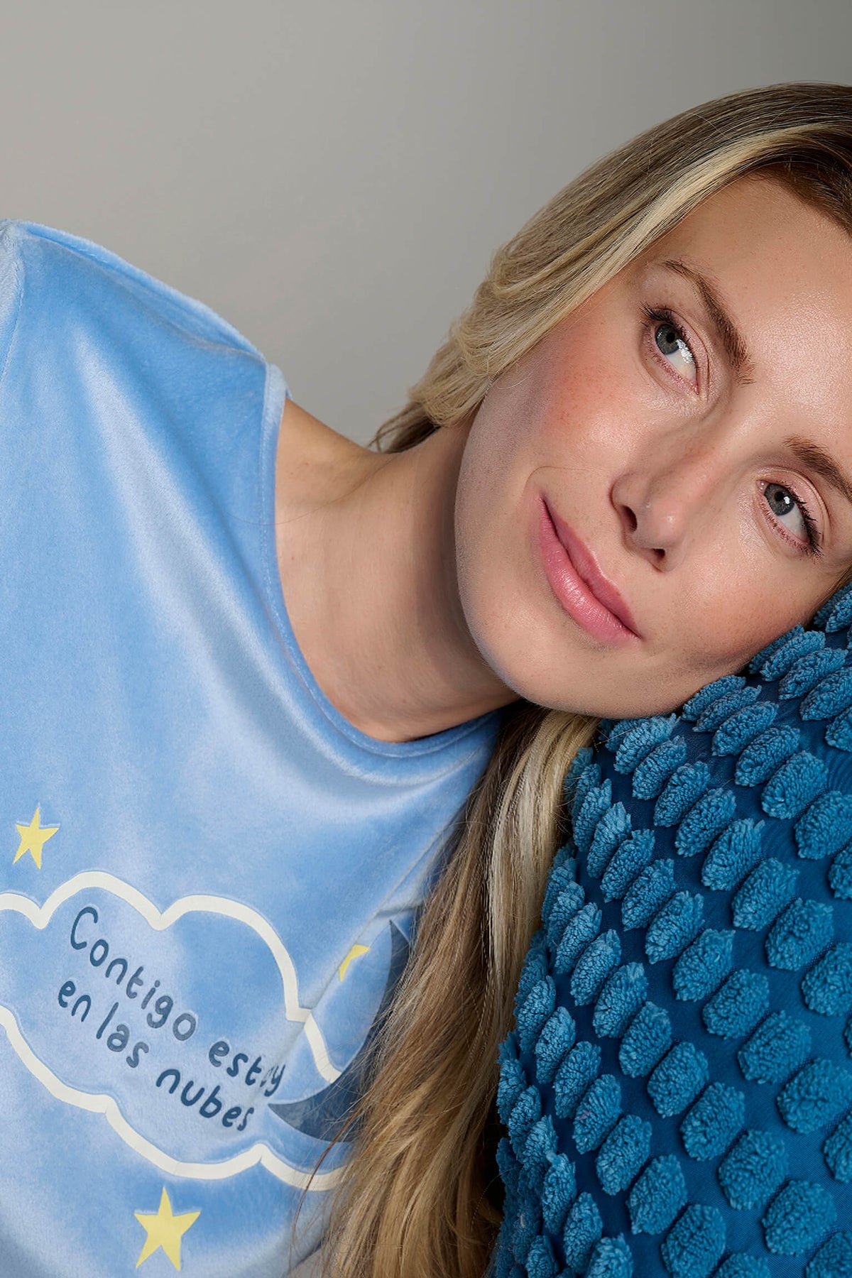 26259-pijama-largo-de-terciopelo-mujer-azul-estampado-noche