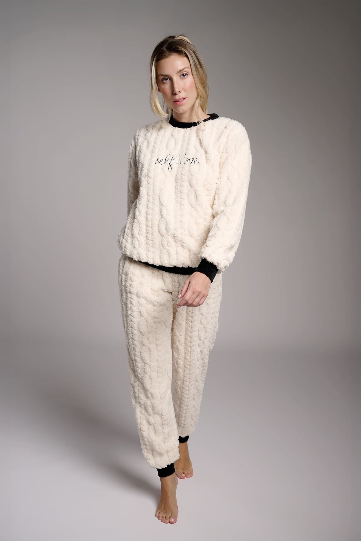 26263-pijama-largo-polar-borreguito-mujer-con-relieve-trenzado