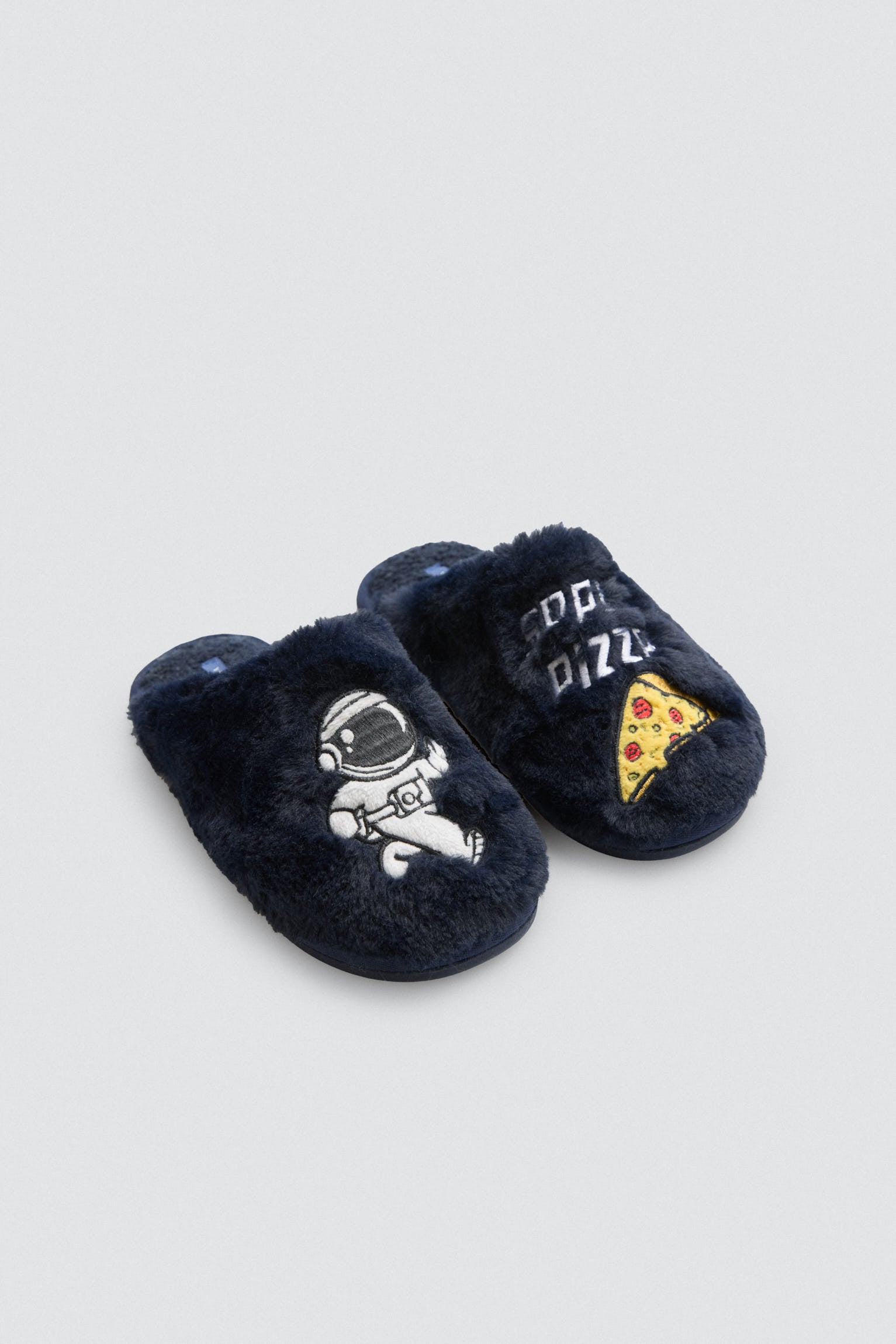 44042-2-zapatillas-de-casa-pelo-astronauta-y-pizza