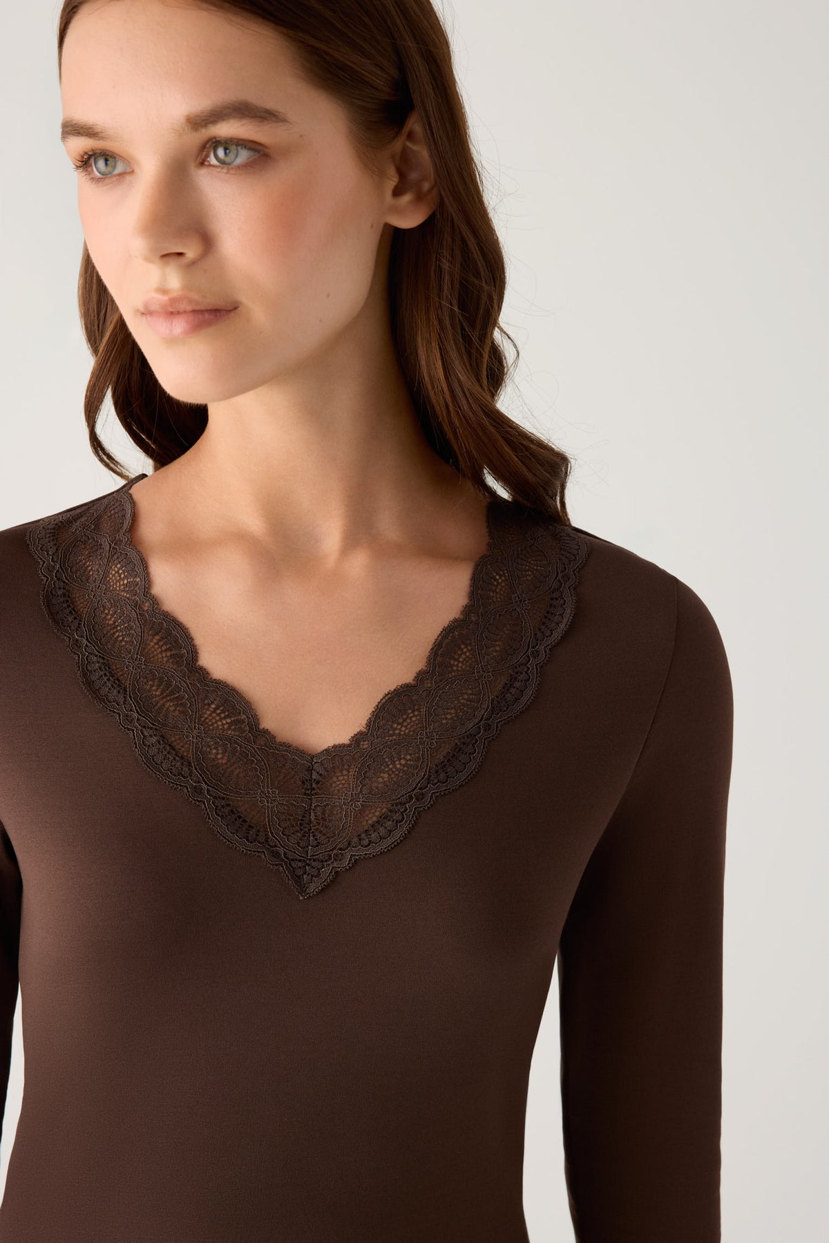 T-shirt termica da donna a maniche lunghe con dettagli in pizzo su scollo e polsini, marrone