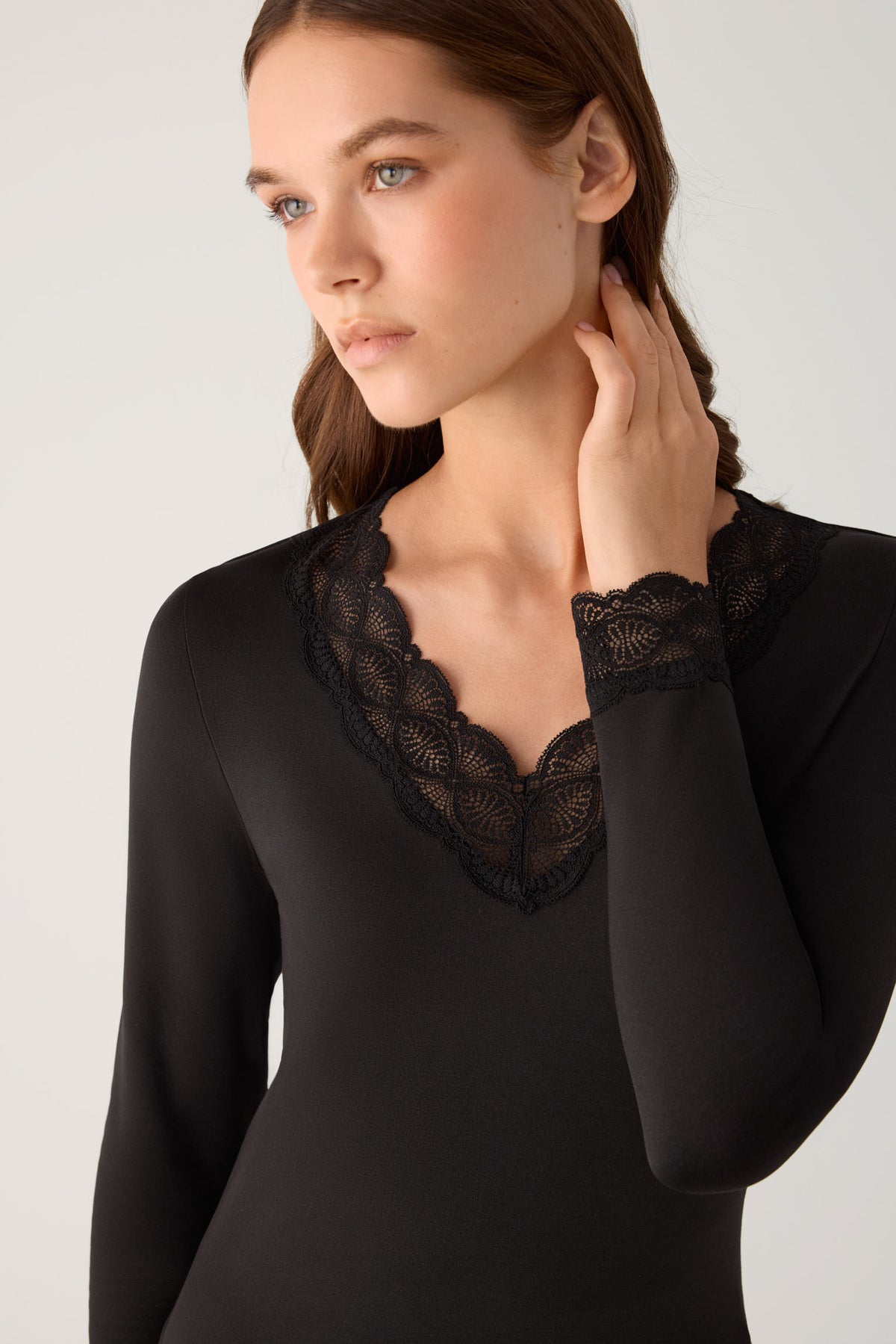 T-shirt termica da donna a maniche lunghe con scollo e polsini in pizzo, nera