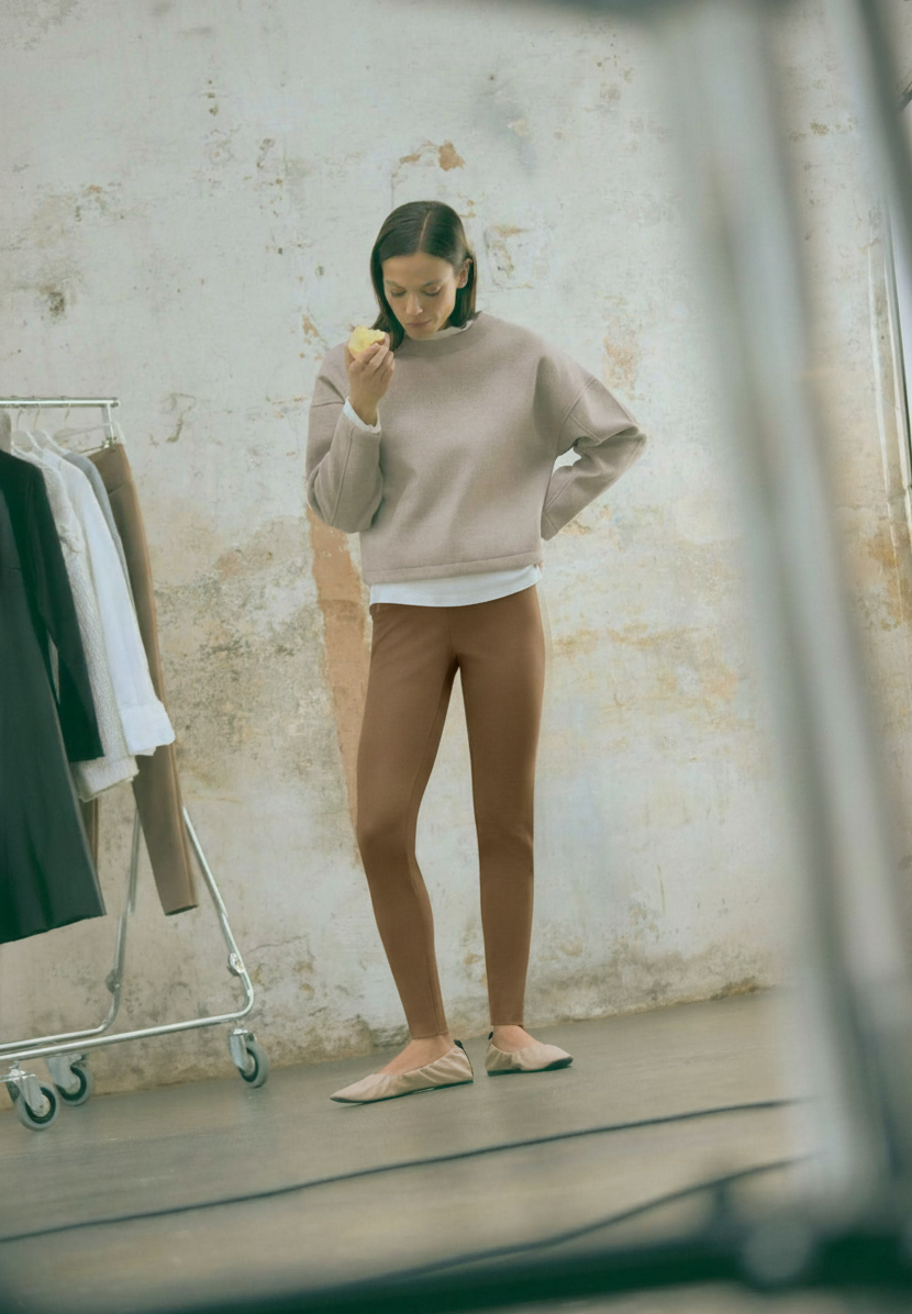 Leggings effetto metallizzato e maglione marrone