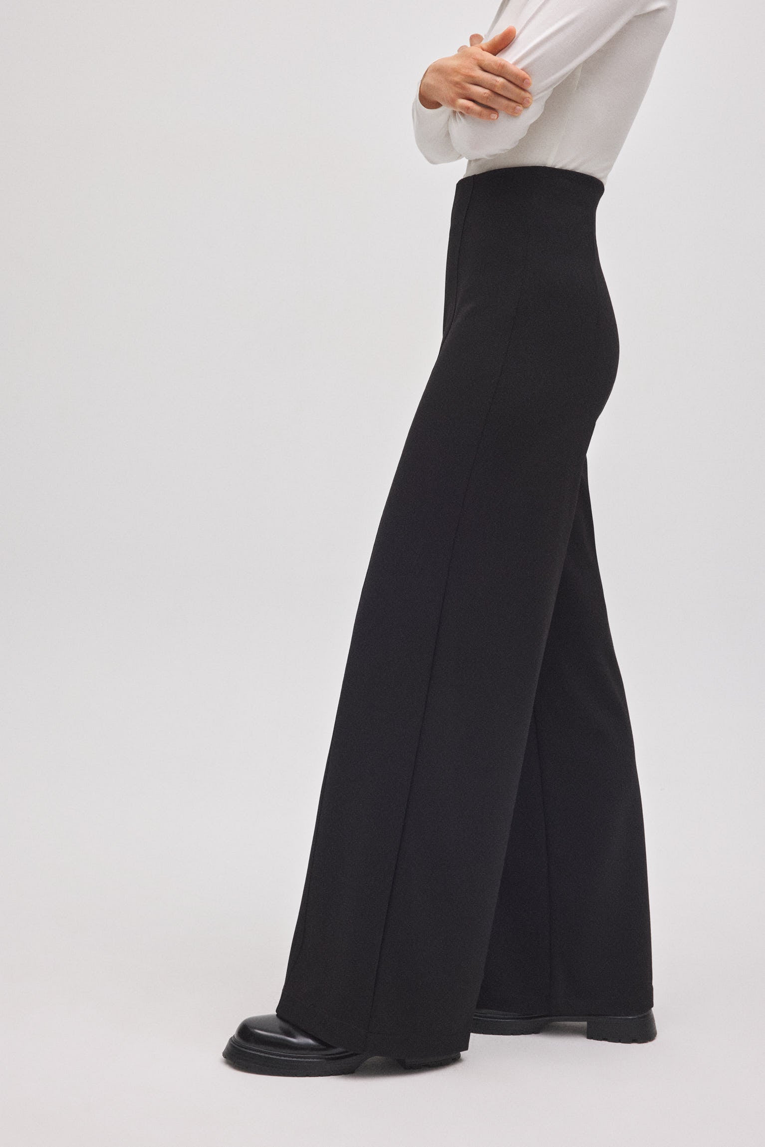 70453-5-pantalon-de-vestir-wide-negro-ysabel-mora