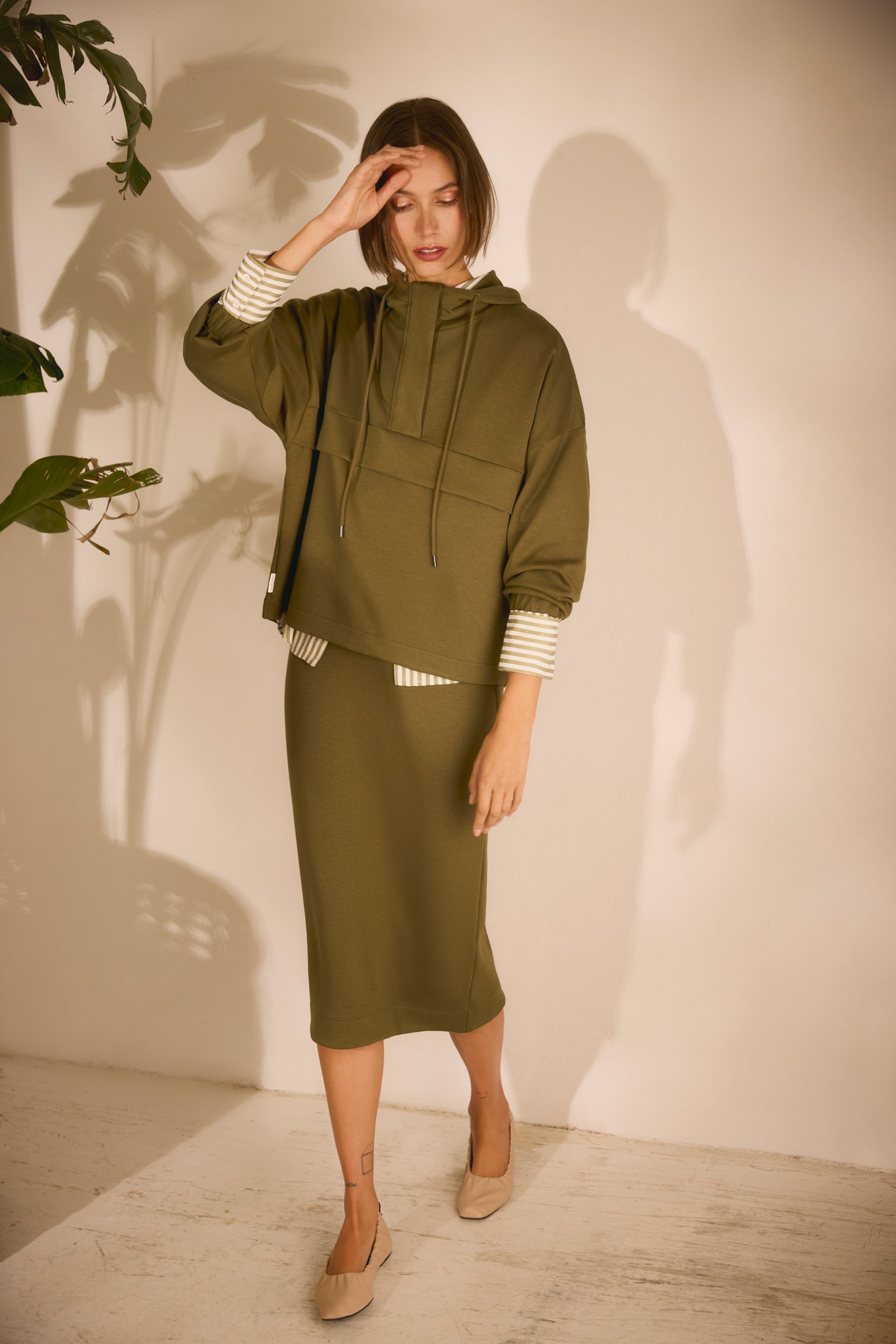 Felpa con cappuccio e gonna verde