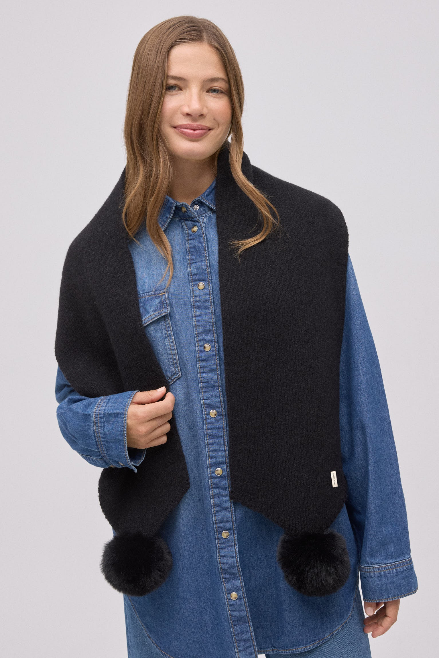 70691-2-bufanda-con-pompones-negra