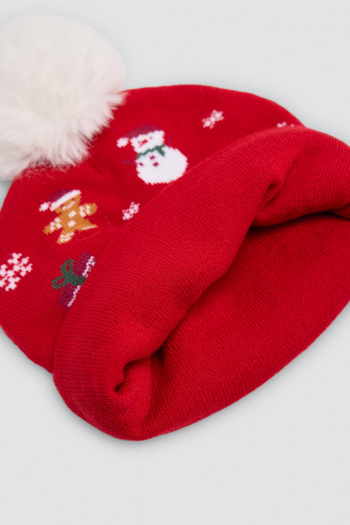 Berretto unisex con pompon e stampa natalizia