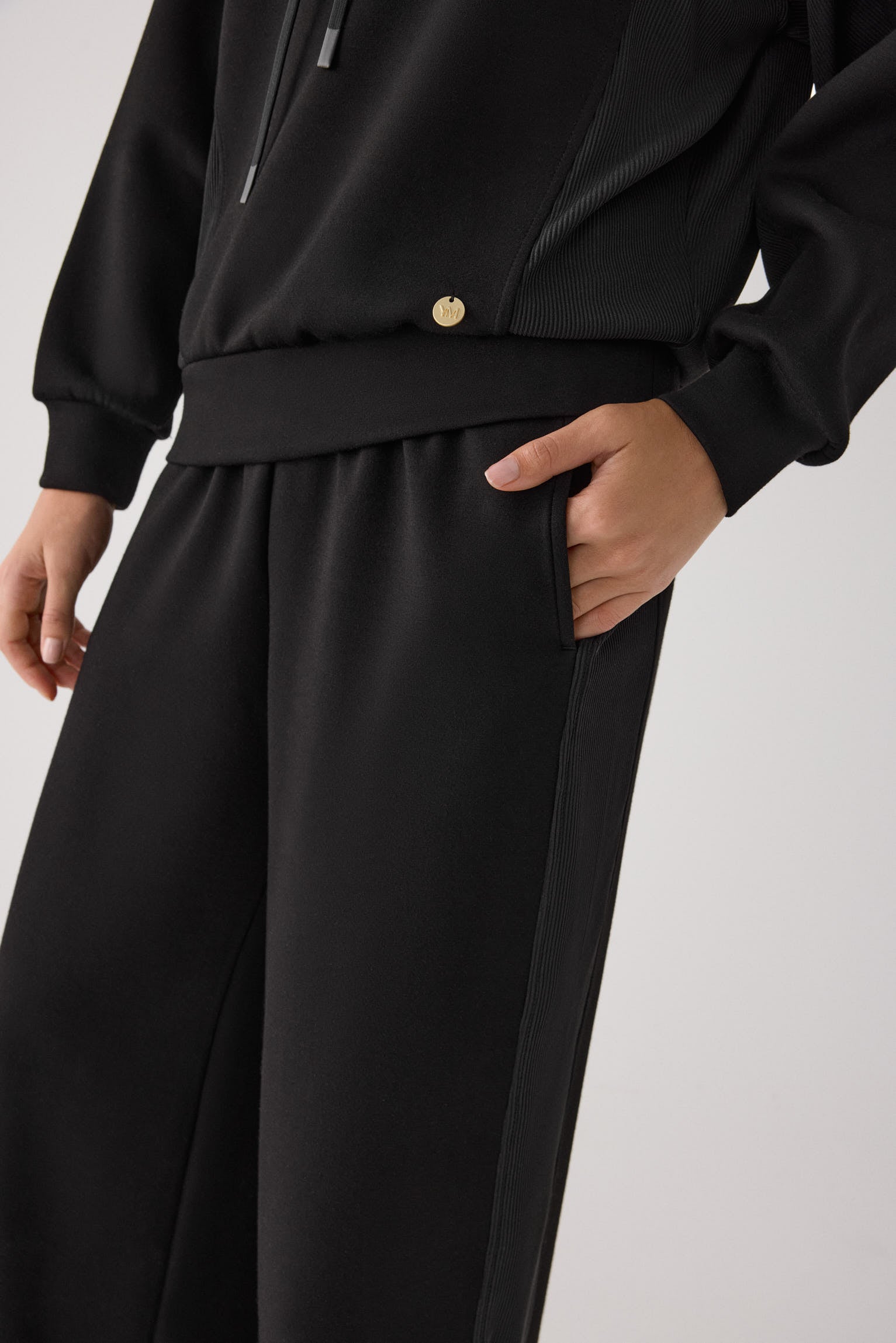 70747-black-pantalones-comodos-anchos-afelpados-tiro-alto-canale-negro
