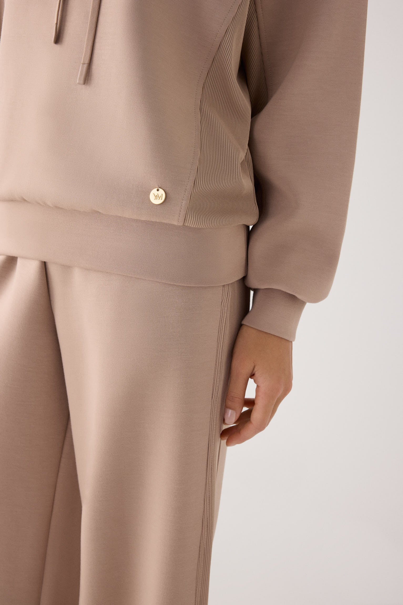 70747-taupe-pantalones-comodos-anchos-afelpados-tiro-alto-canale-beige