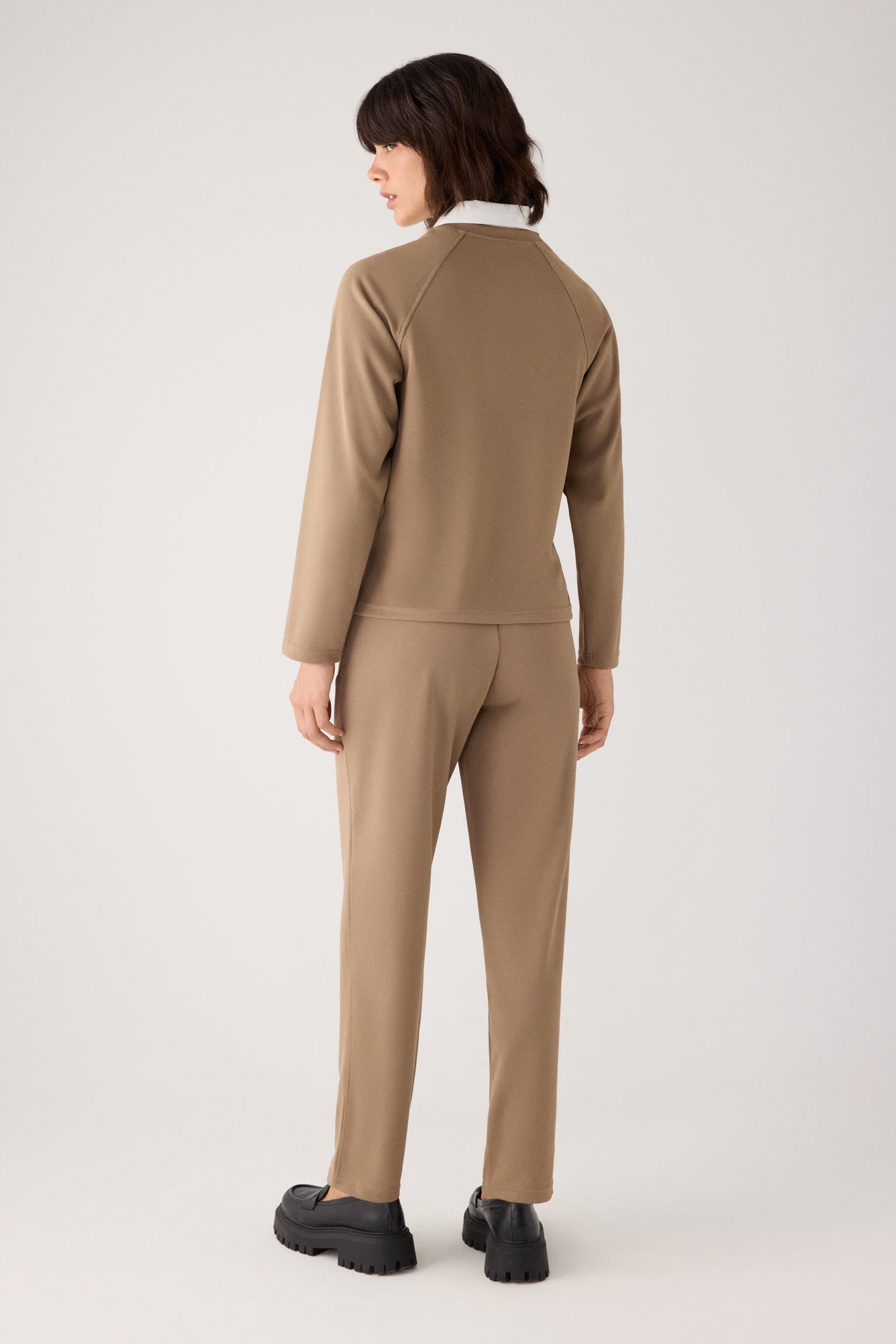 70750-khaki-medio-jersey-comodo-textura-pique-cuello-redondo-manga-raglan-camel