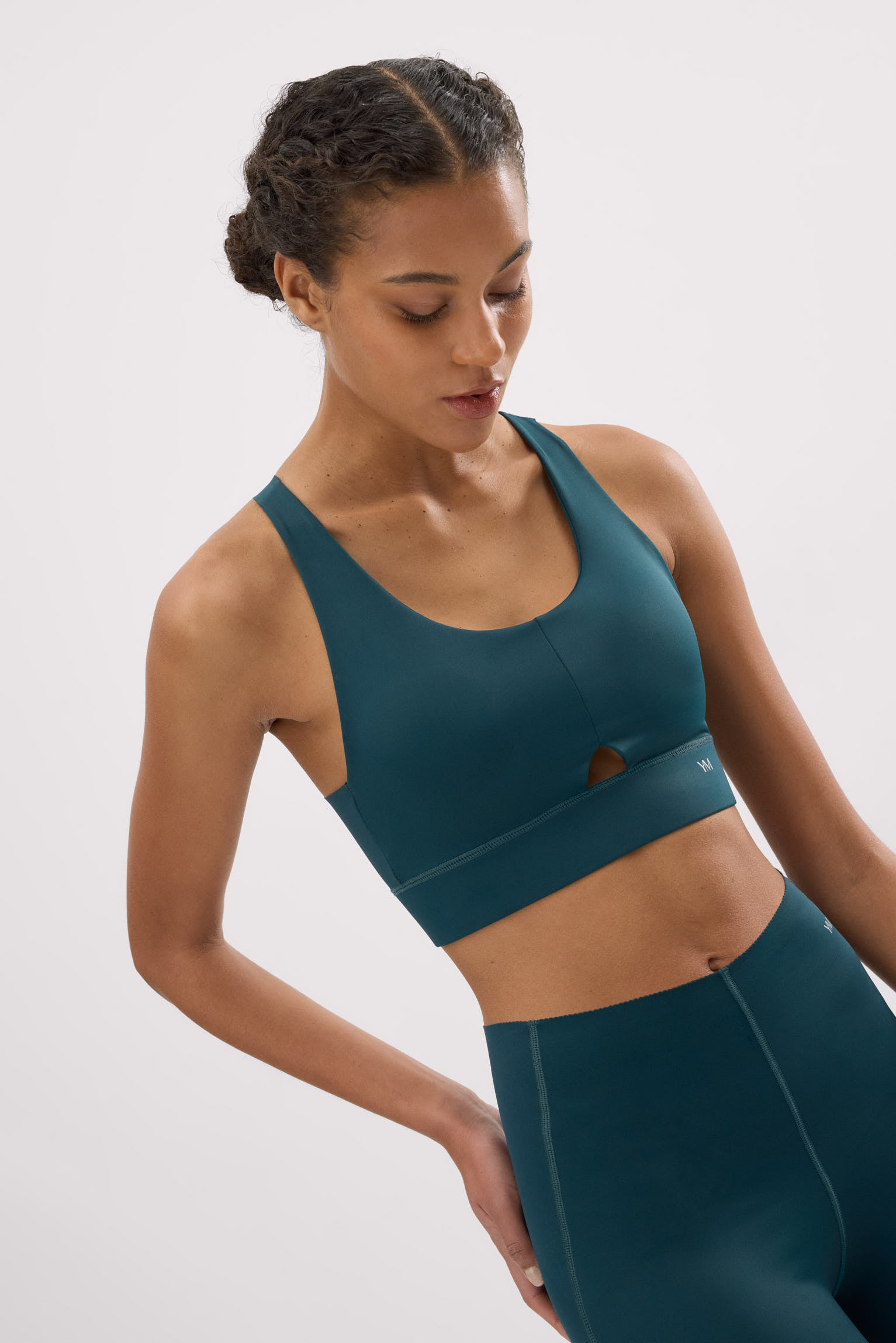 Sujetador deportivo Compressive detalle abertura verde botella - Ysabel Mora