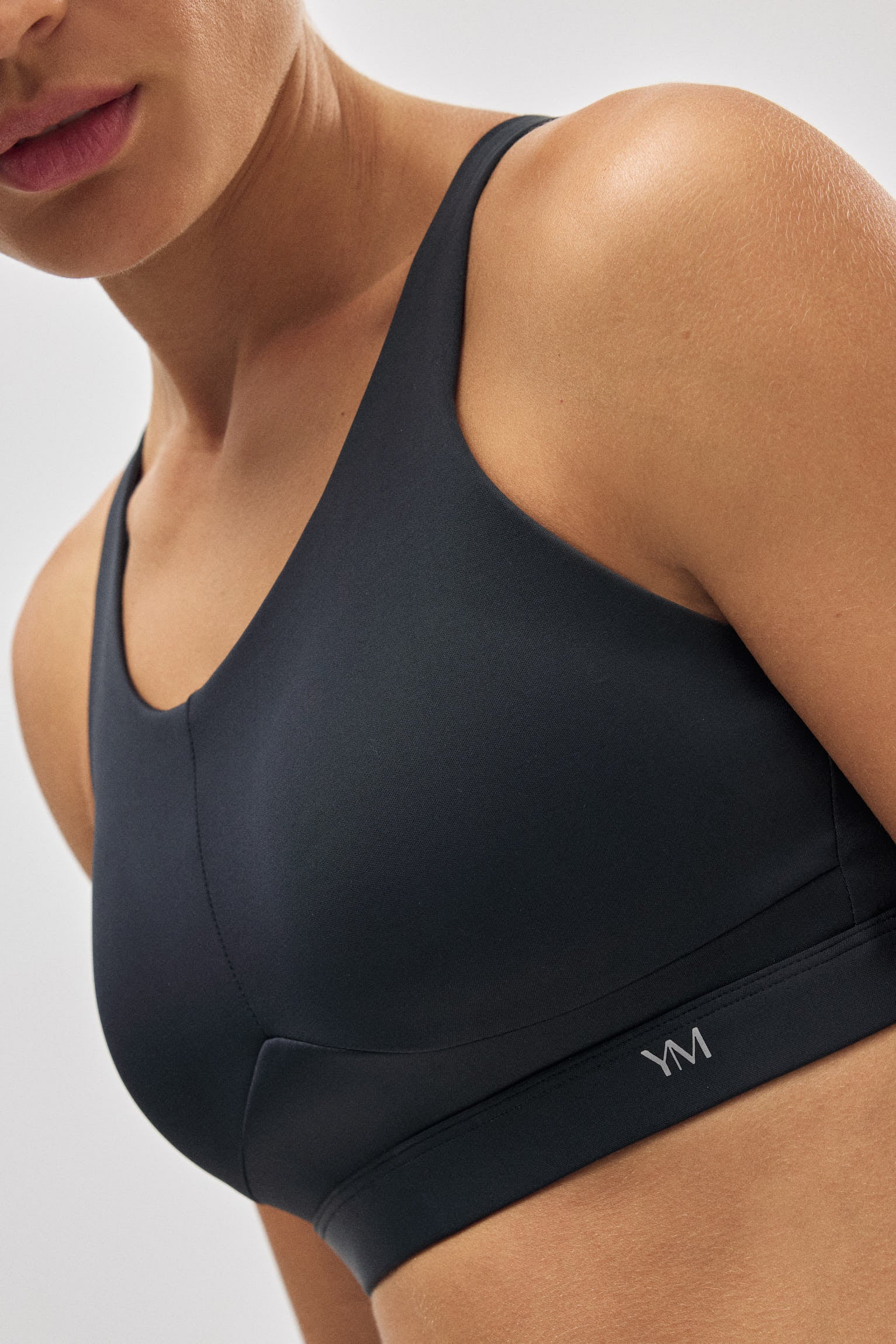 70923-4-sujetador-deportivo-sujecion-alta-tirantes-regulables-negro