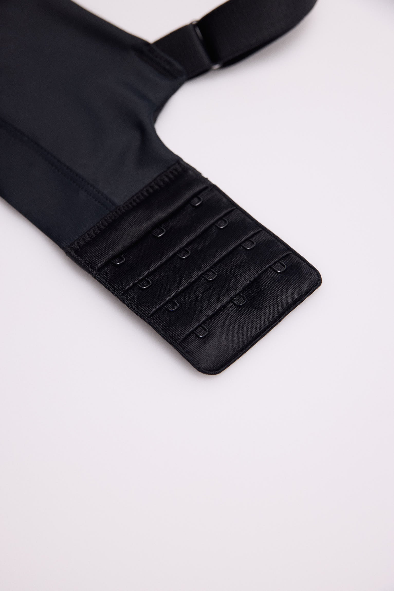 70923-6-sujetador-deportivo-sujecion-alta-tirantes-regulables-negro