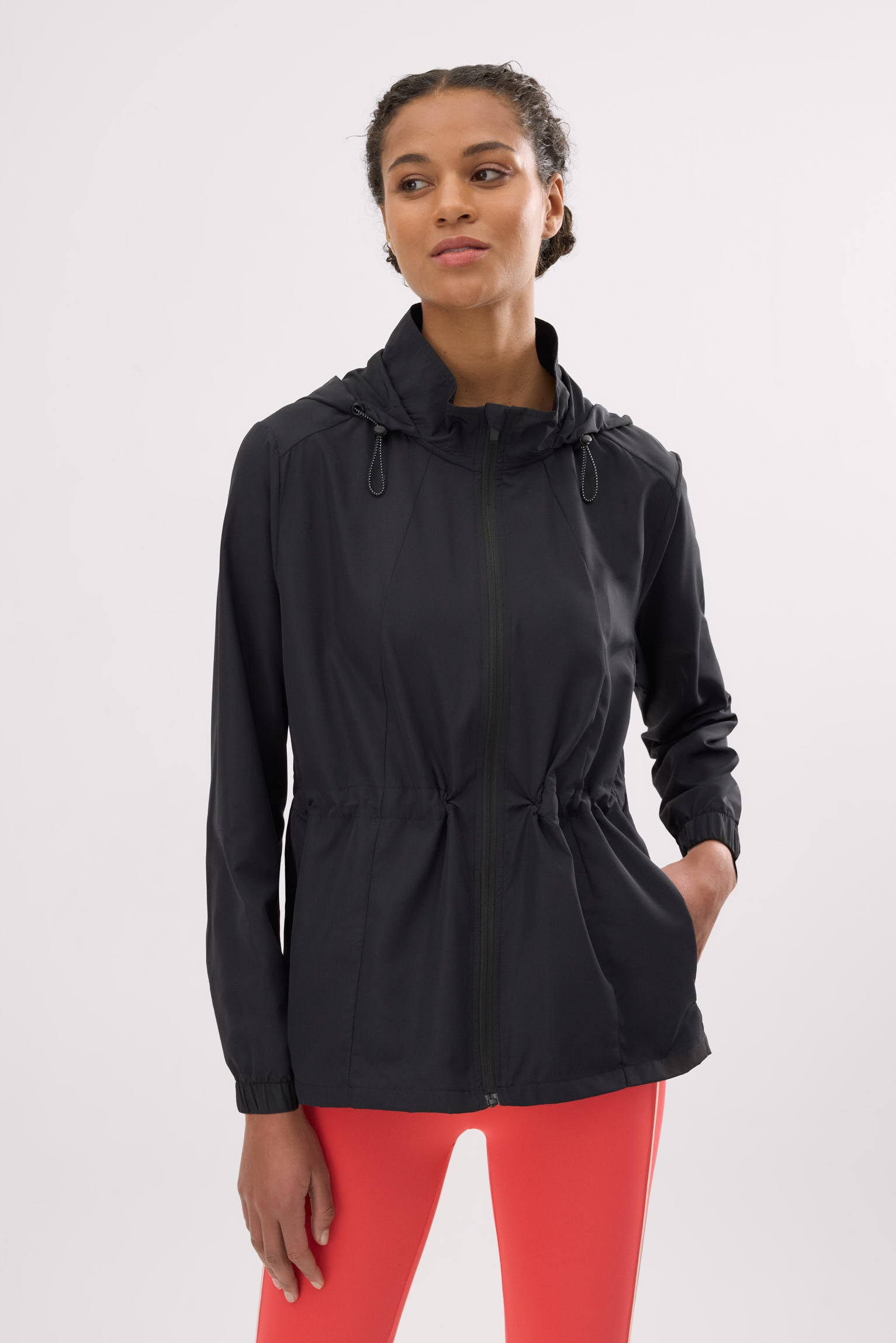 Chaqueta deportiva cortavientos con capucha y bolsillos negra - Ysabel Mora