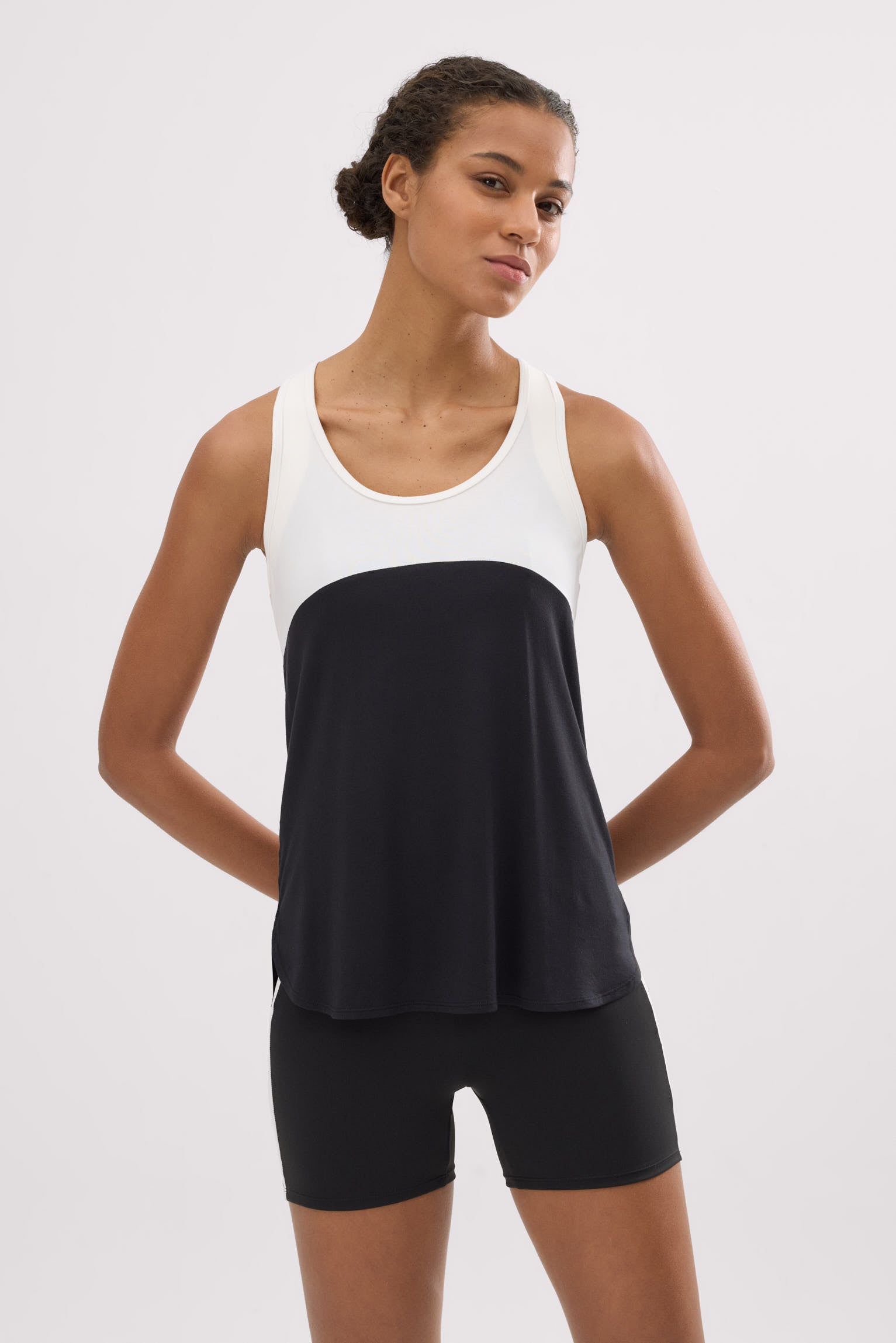 Camiseta deportiva tirantes nadadora blanca y negra - Ysabel Mora