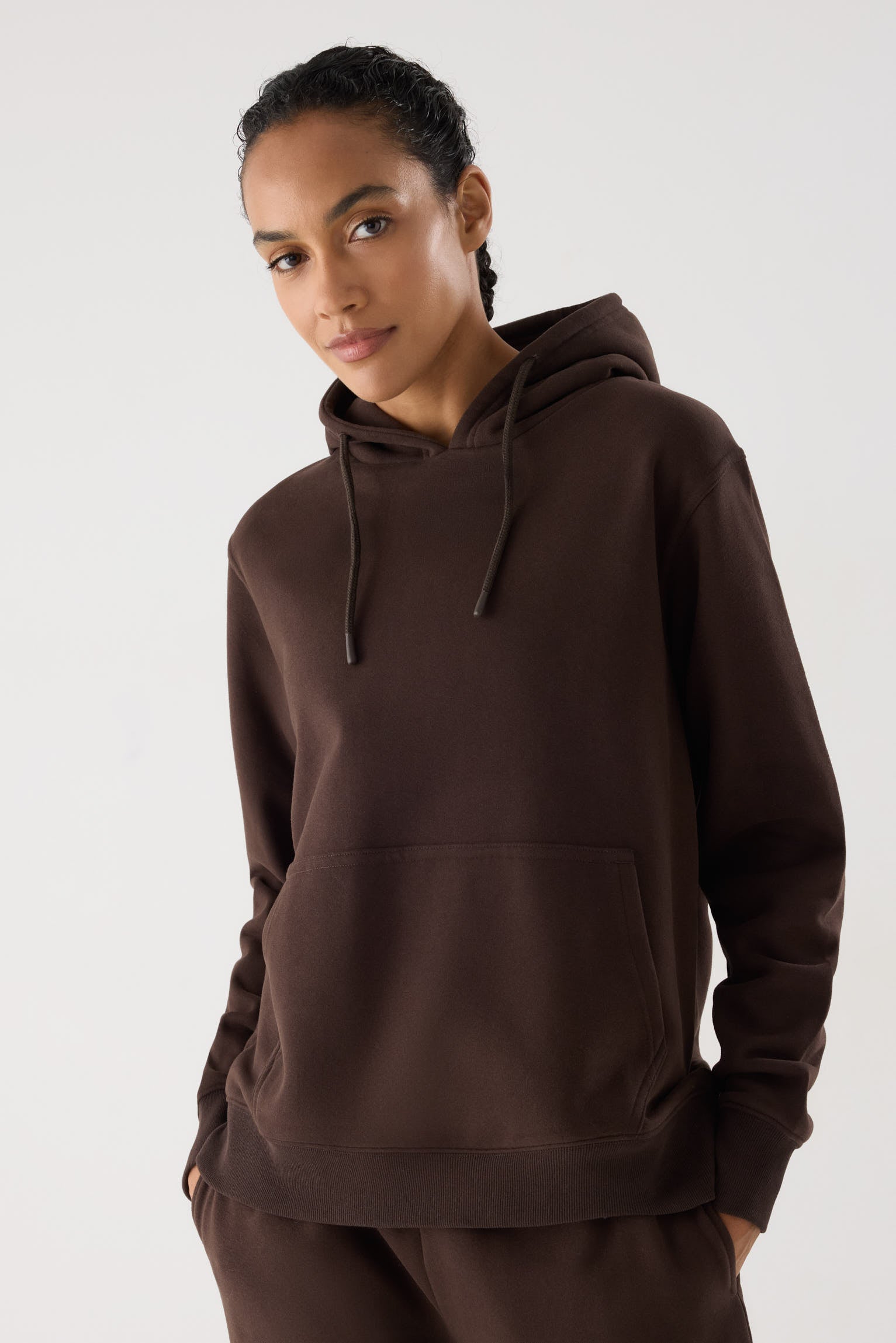 sudadera deportiva con capucha Slowloom en marrón dark chocolate vista principal en look deportivo estilo relajado para looks comfy