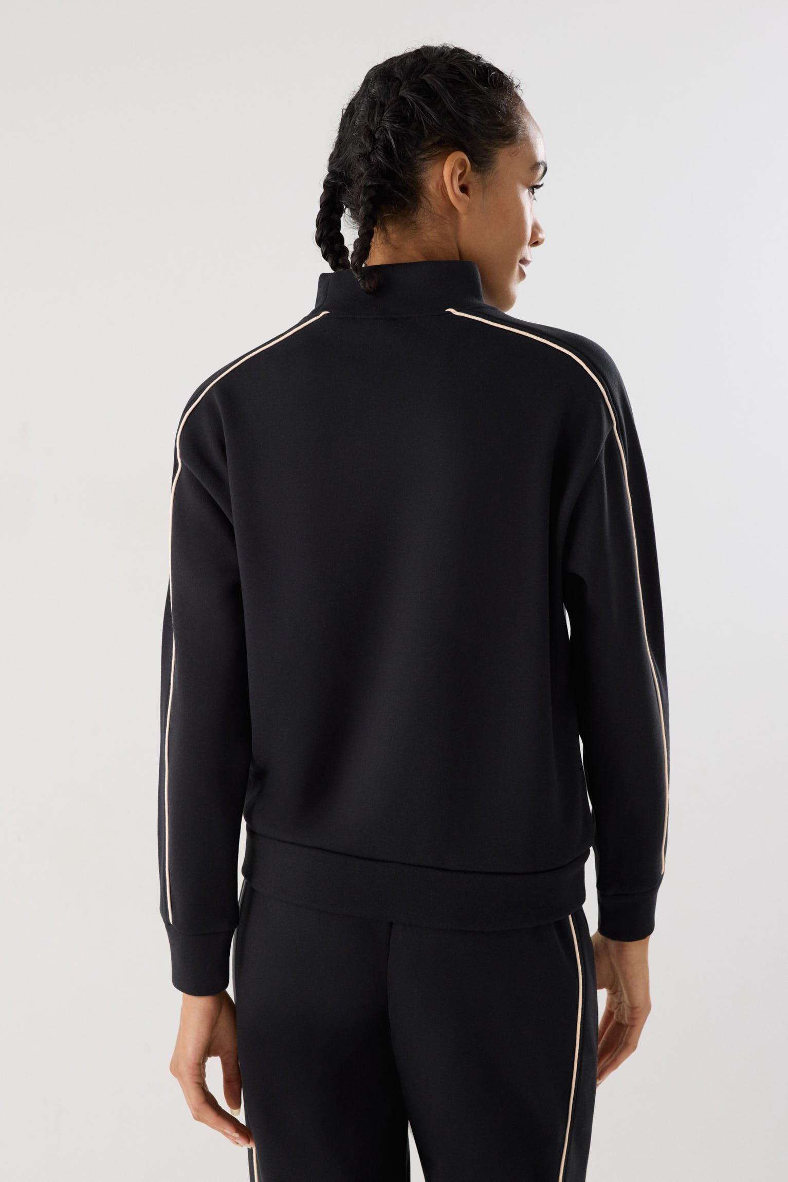 sudadera deportiva estilo casual Slowloom en antracita vista en movimiento para entrenamientos diseño cómodo special price