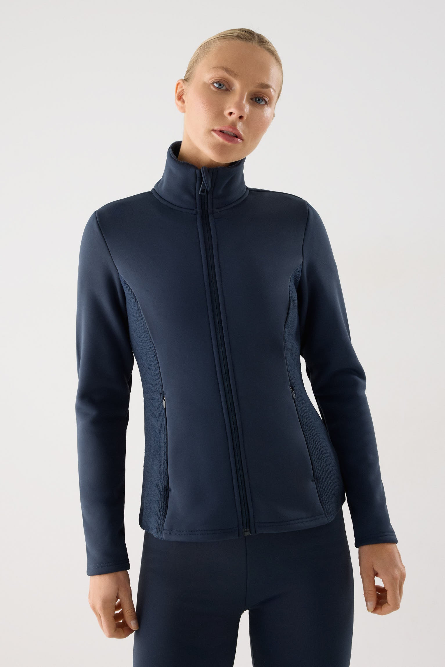 chaqueta deportiva térmica termicos en azul noche vista principal en look deportivo calidad ultra termicos para exterior entrenamiento