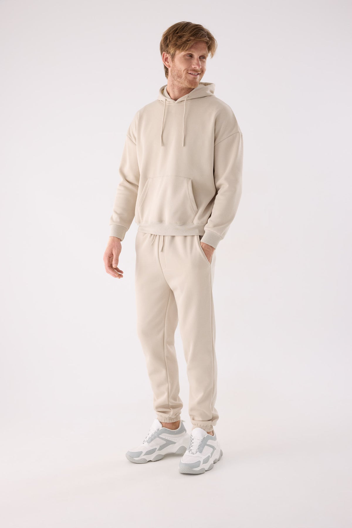 Pantalón sportivo uomo jogger afelpado con cintura ajustable beige