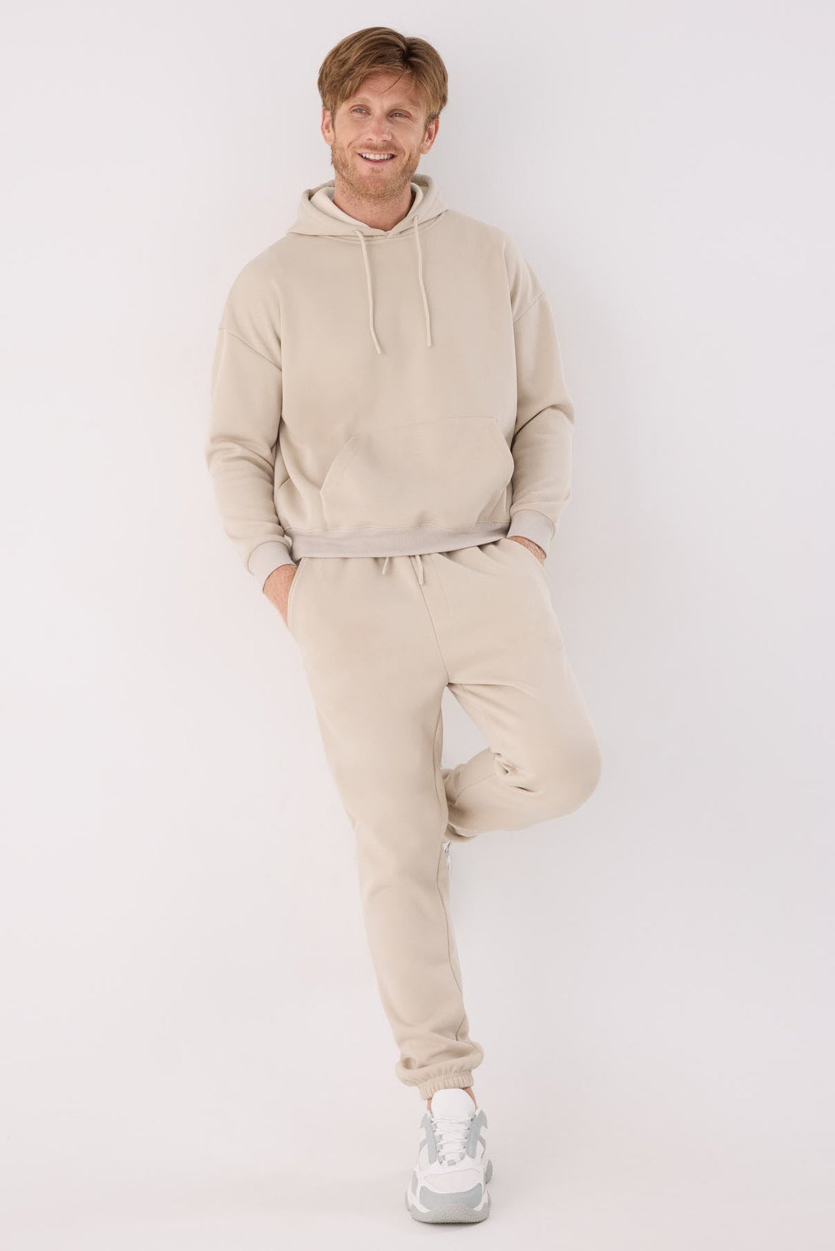 Pantalón sportivo uomo jogger afelpado con cintura ajustable beige