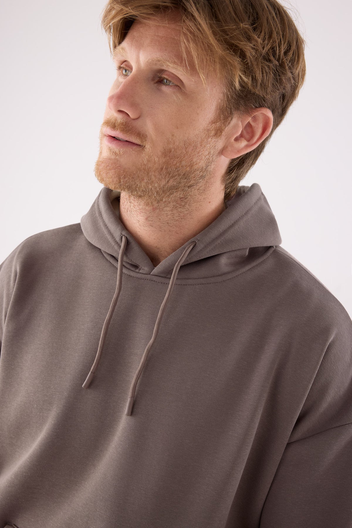 Sudadera sportiva uomo afelpada con capucha marrón
