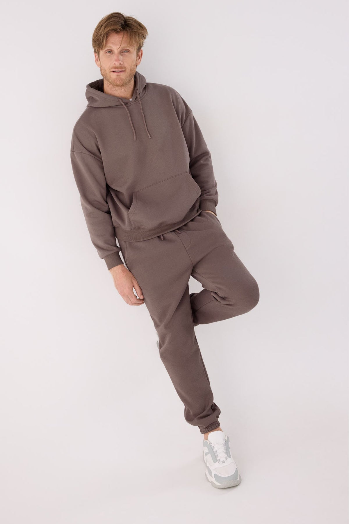 Sudadera sportiva uomo afelpada con capucha marrón