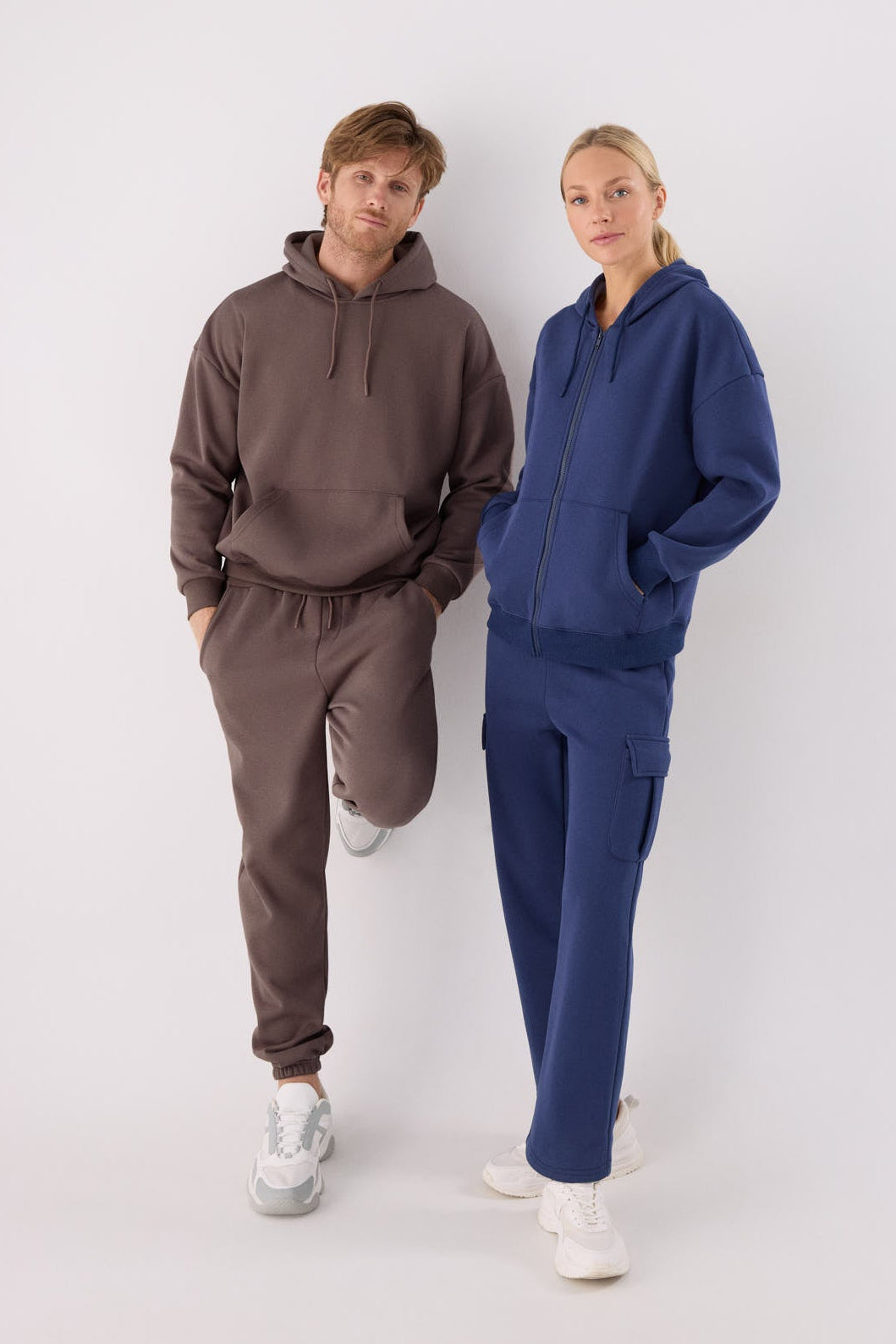 Sudadera sportiva uomo afelpada con capucha marrón