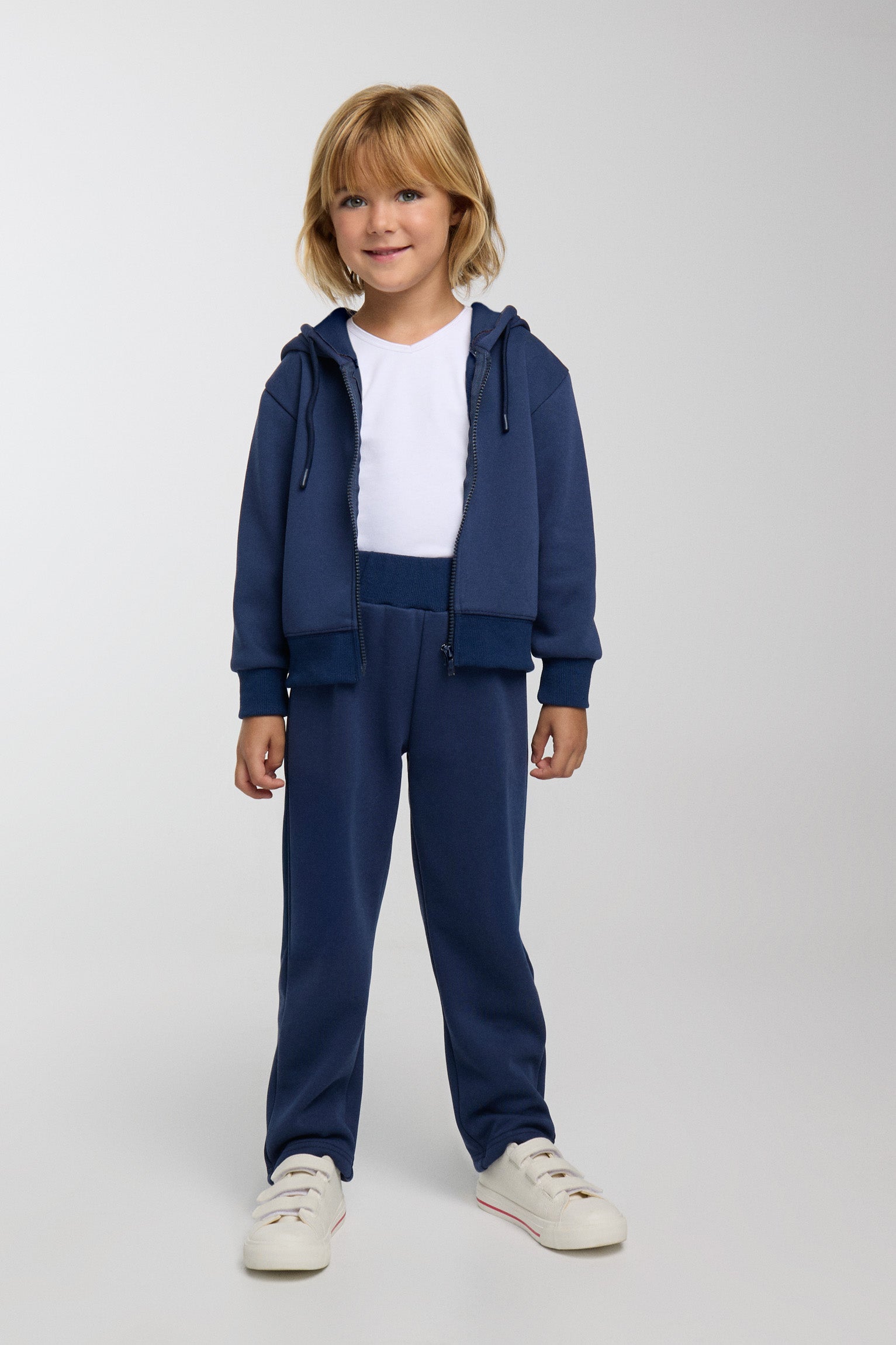 Chándal deportivo de niña afelpado con chaqueta con capucha y cremallera y pantalón recto en color azul marino