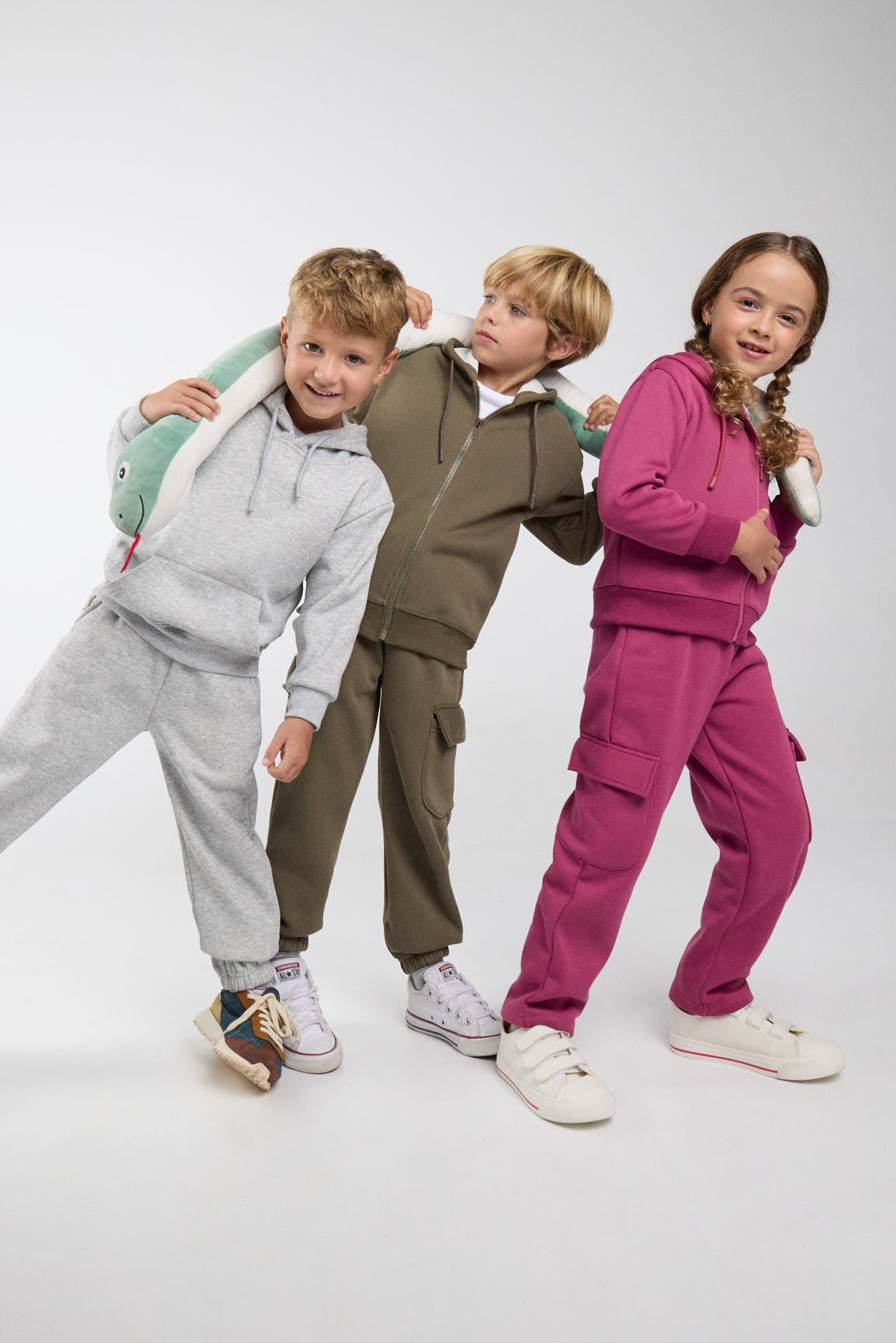 Niños con chándales infantiles afelpados en gris, verde y rosa, con sudadera y chaqueta con capucha
