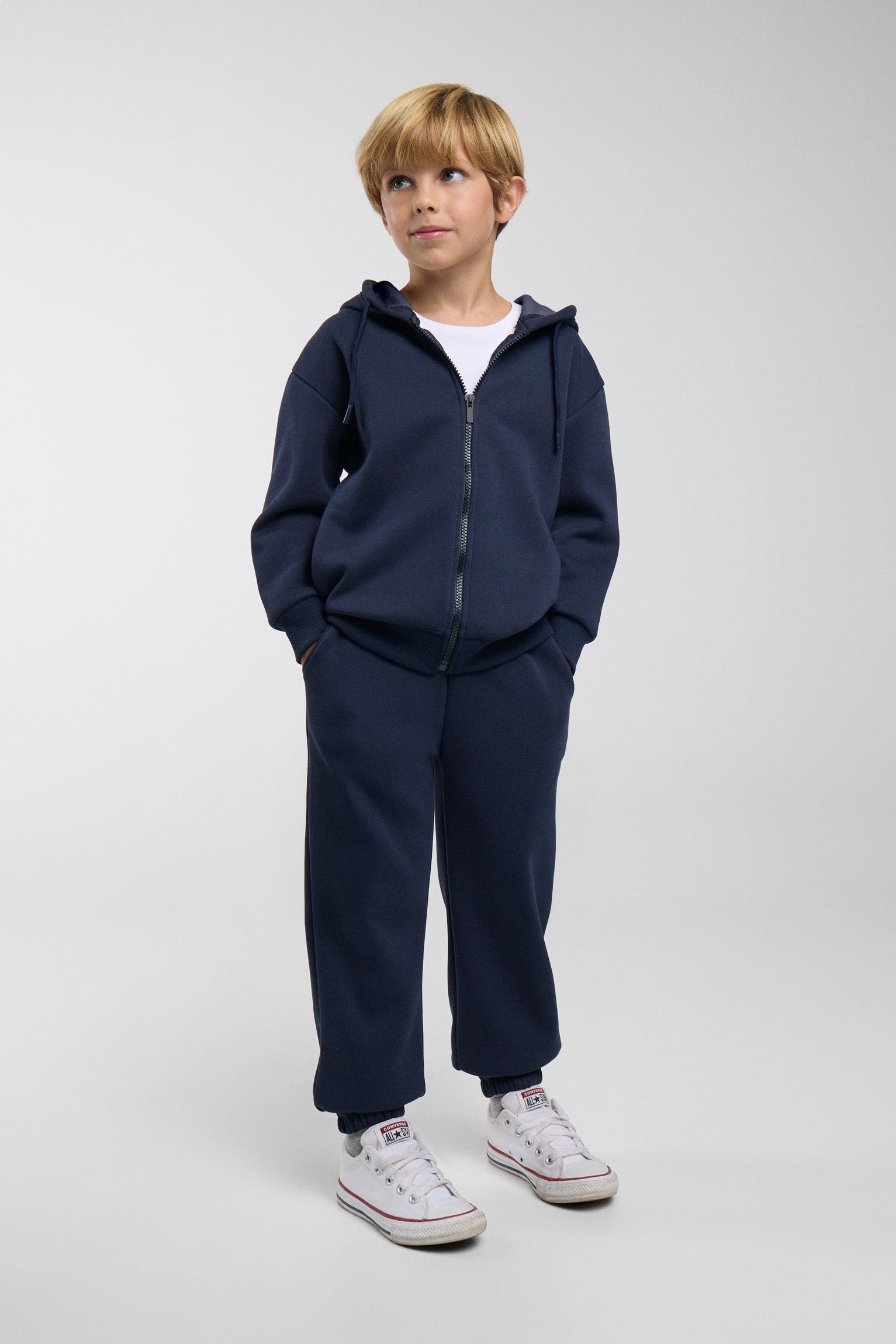 Chándal deportivo de niño afelpado con chaqueta con capucha y cremallera y pantalón jogger ancho en color azul marino